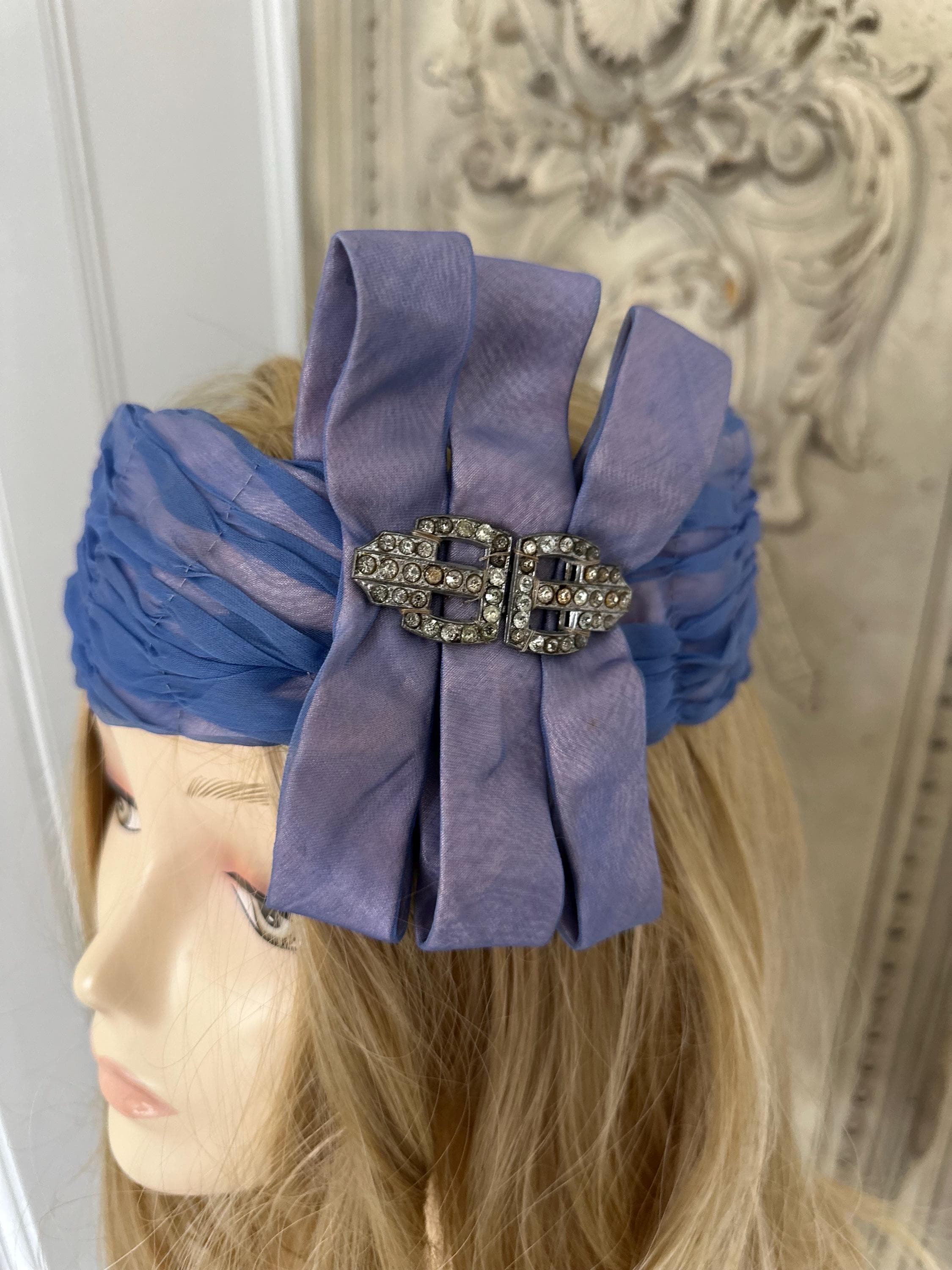 1920s head mband with a brooch