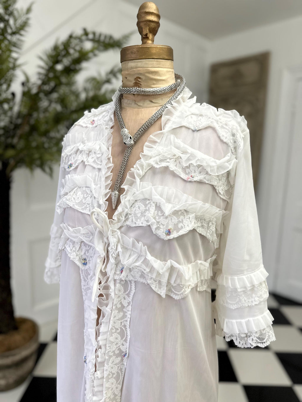 Vintage 1970s White Peignoir with Lace Ruffle and Floral Details