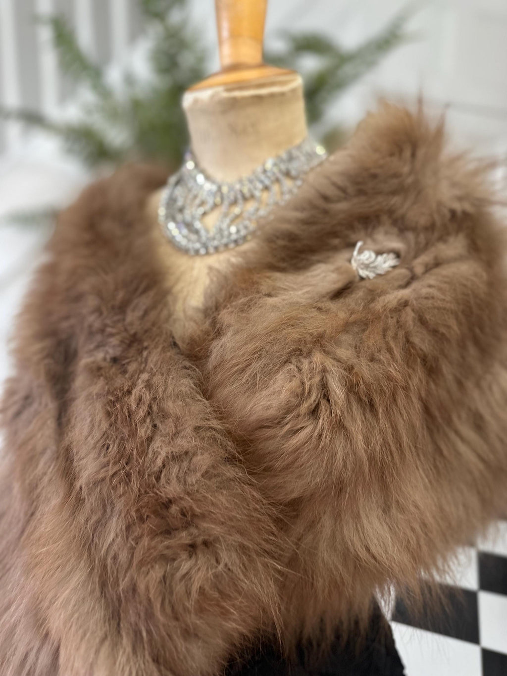 1940s Cream fur shrug with brooch