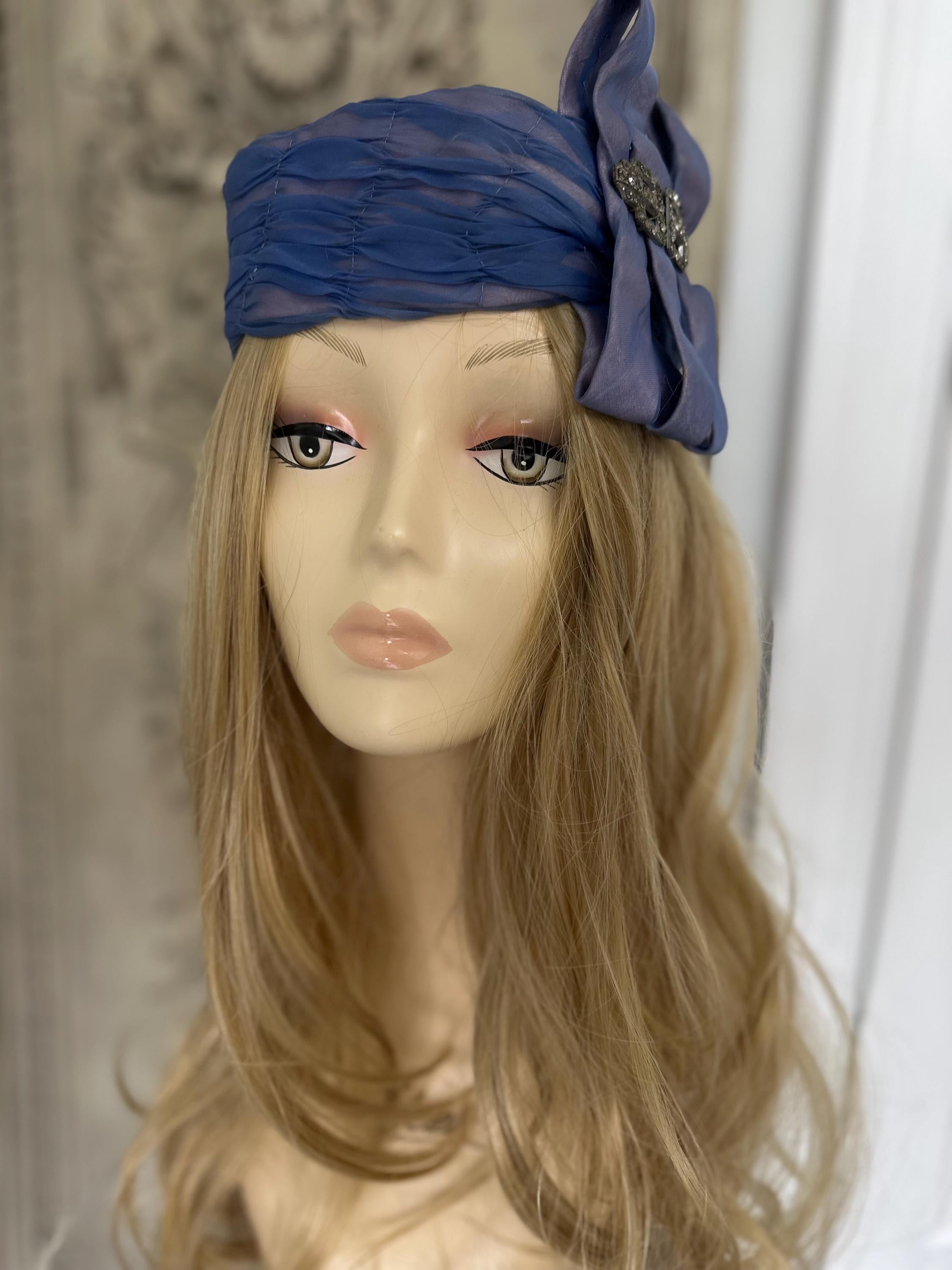 1920s head mband with a brooch