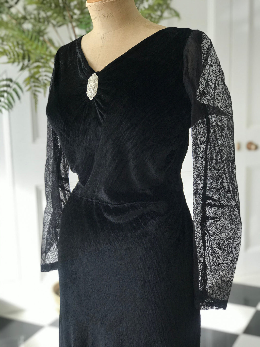 1940s dress in silk velvet and organdie velvet sleeves