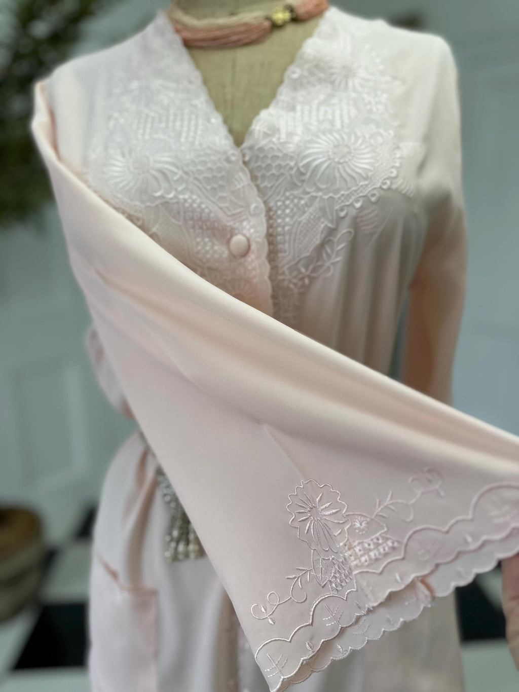 Vintage 1970s Light Peach Dressing Gown Embroidered Elegance