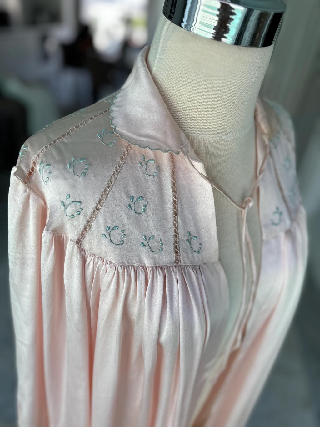 1940s Pink silk robe dressing gown