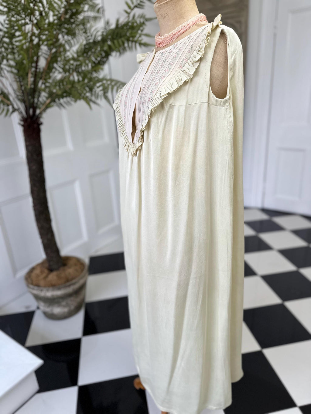 1940s Pale Green Smock Silk Dress with Hand Embroidery