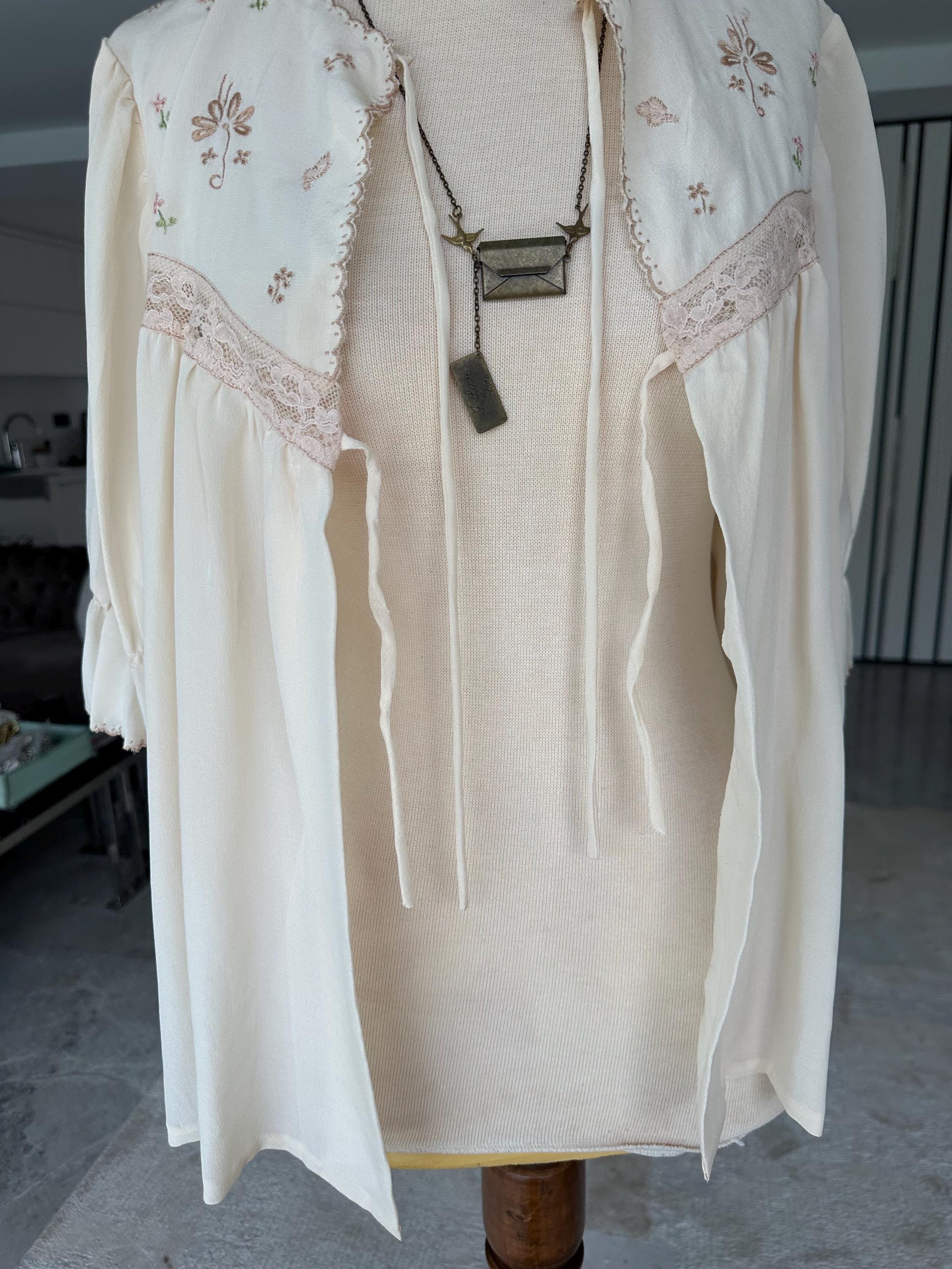 1940s Cream short sleeve bed jacket with hand embroidery