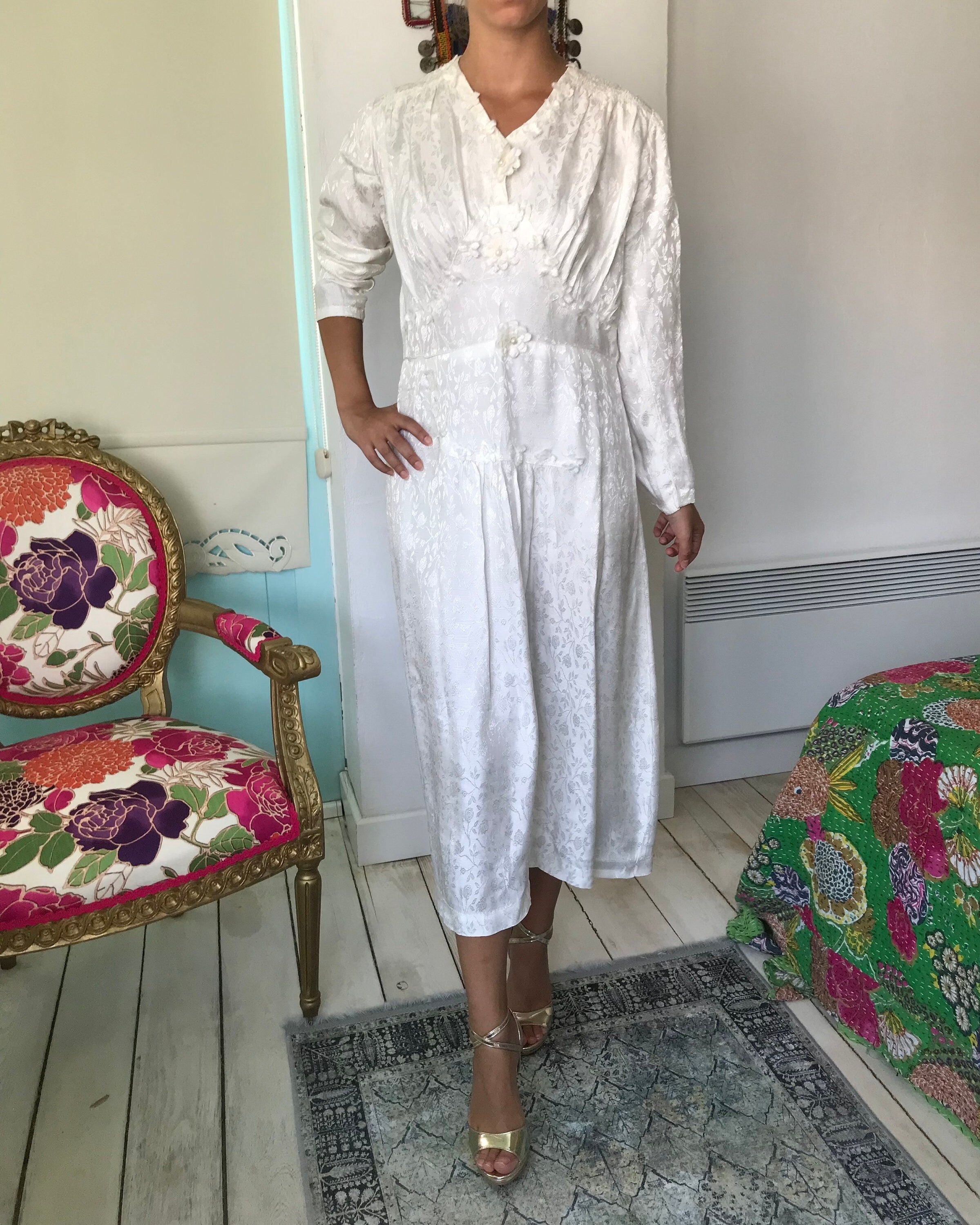 Vintage 1940s white long sleeve dress with floral details