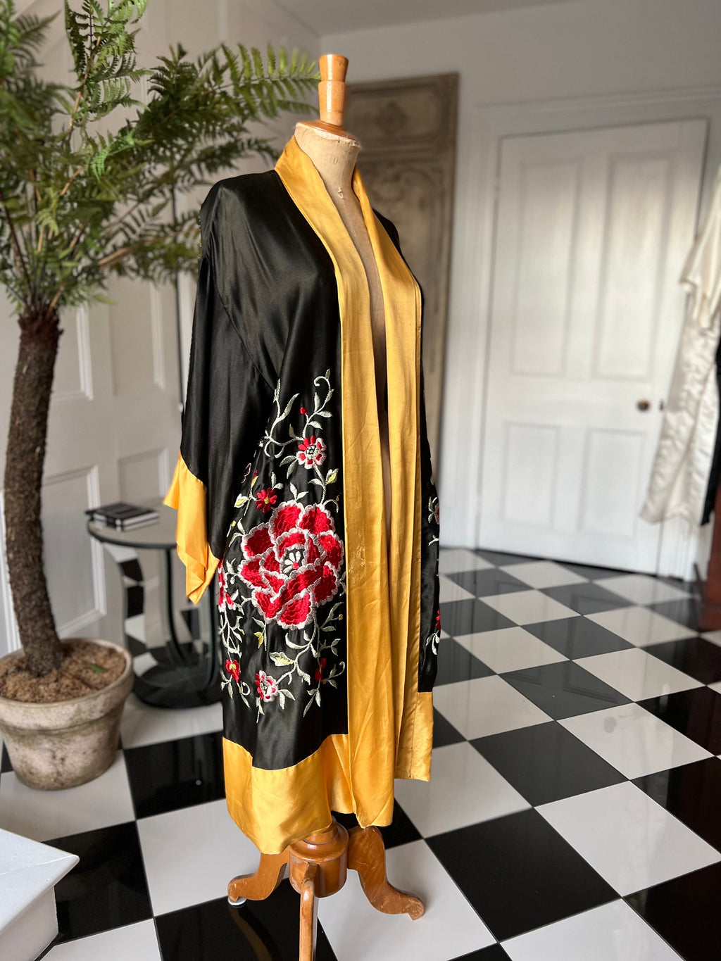 vintage 1930 40s satin kimono with floral embroidery