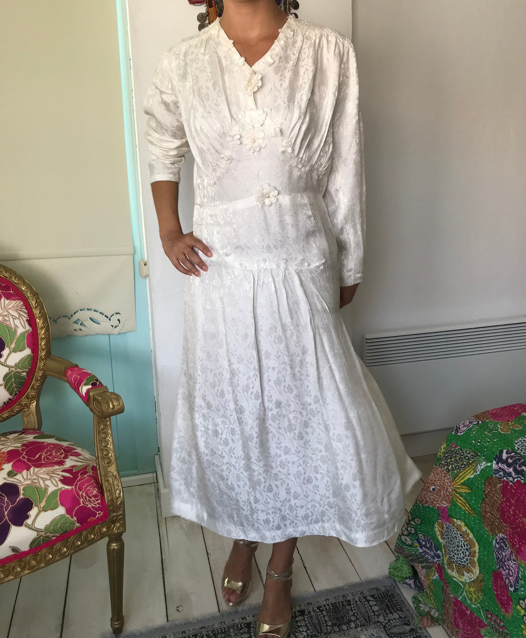 Vintage 1940s white long sleeve dress with floral details
