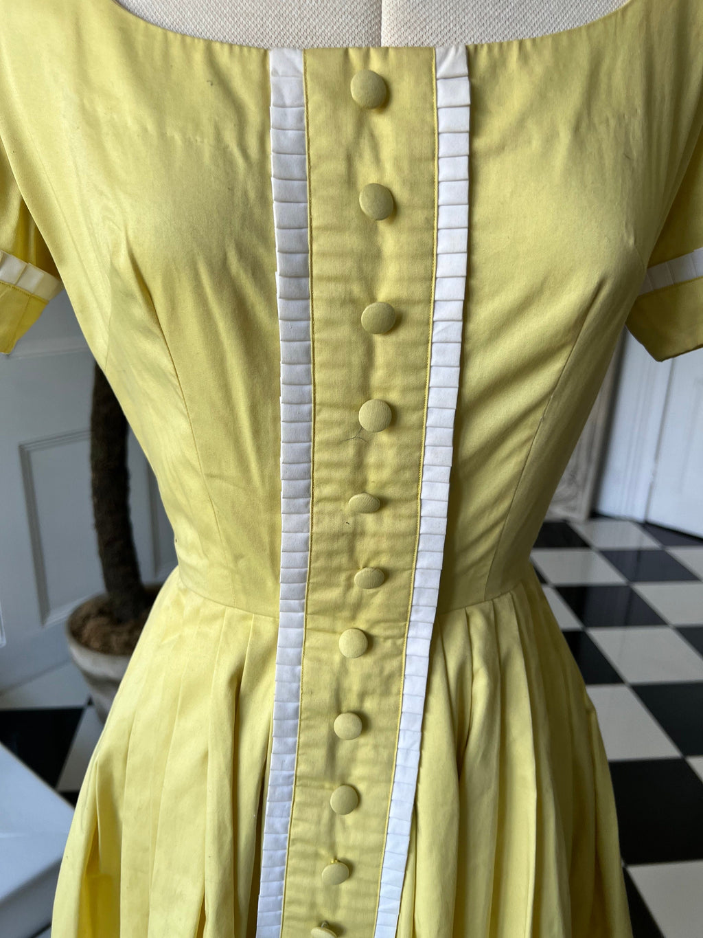 Vintage 1950s pretty summer dress in pale yellow dress