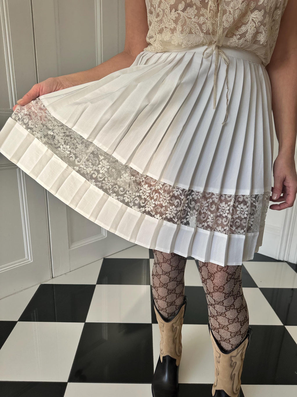 Vintage 1990s white pleated mini skirt with lace detailing