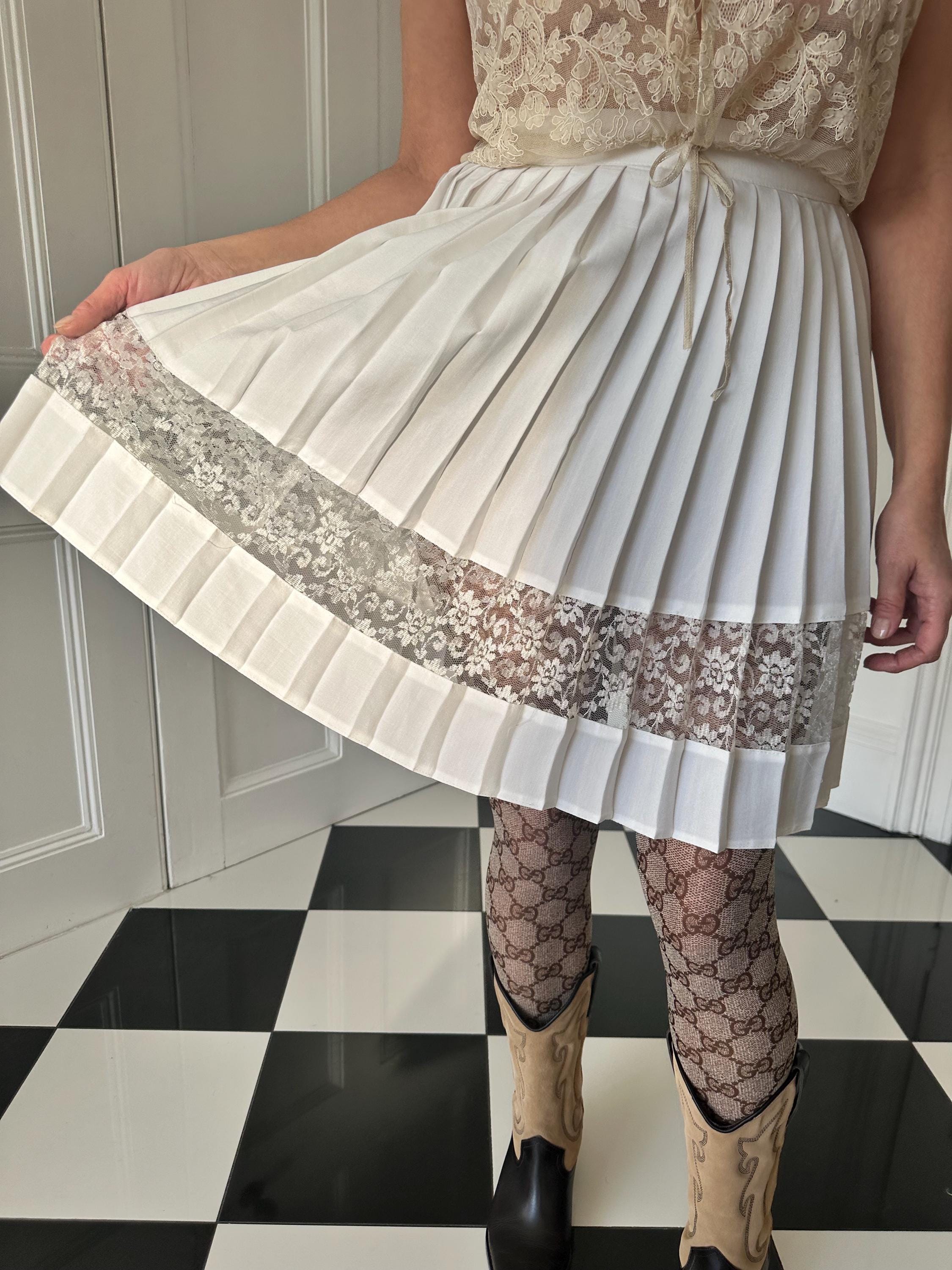 Vintage 1990s white pleated mini skirt with lace detailing