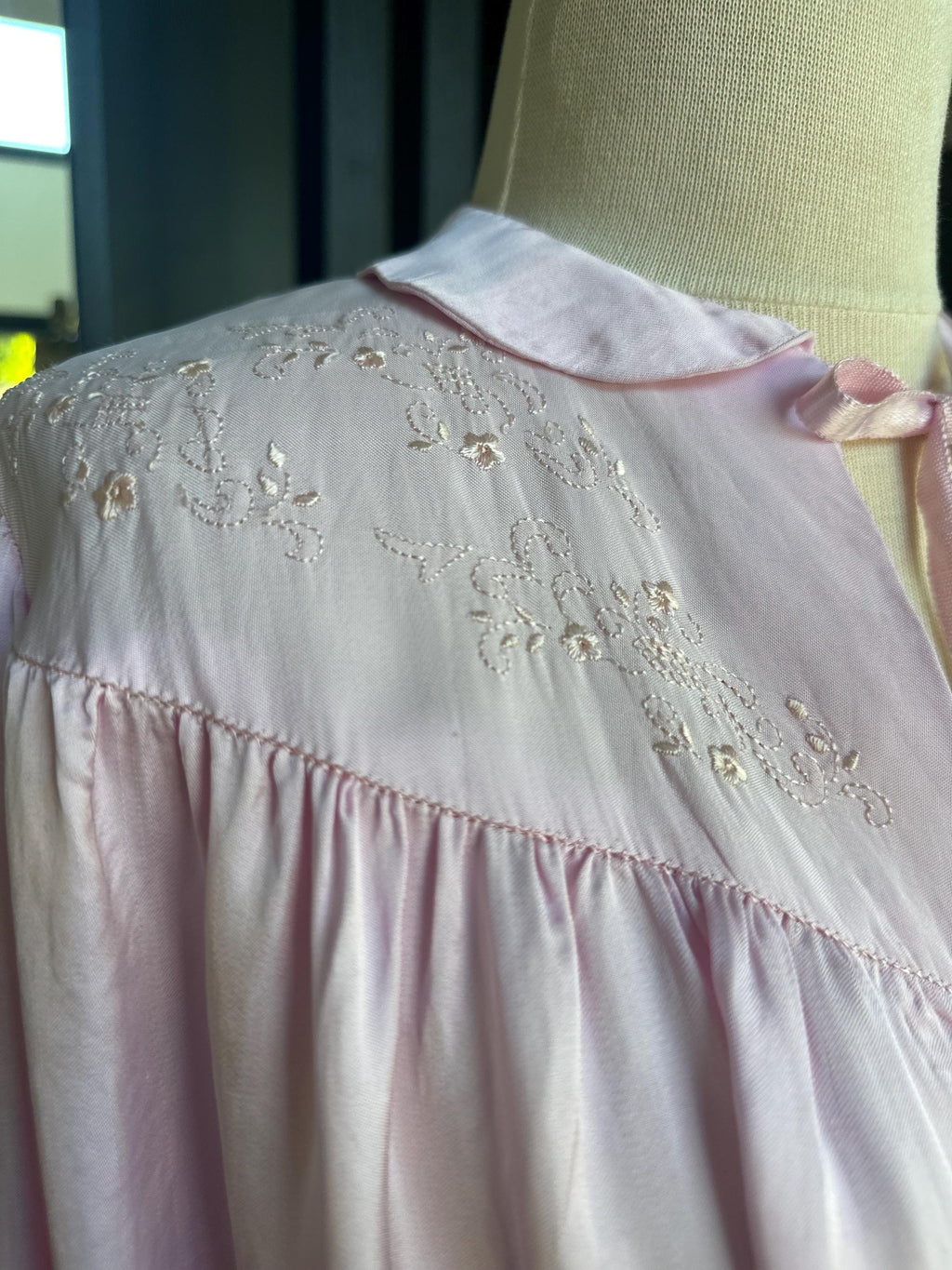 Antique 1940s pink Satin Bed Jacket – Authentic with Lace Trim Boler
