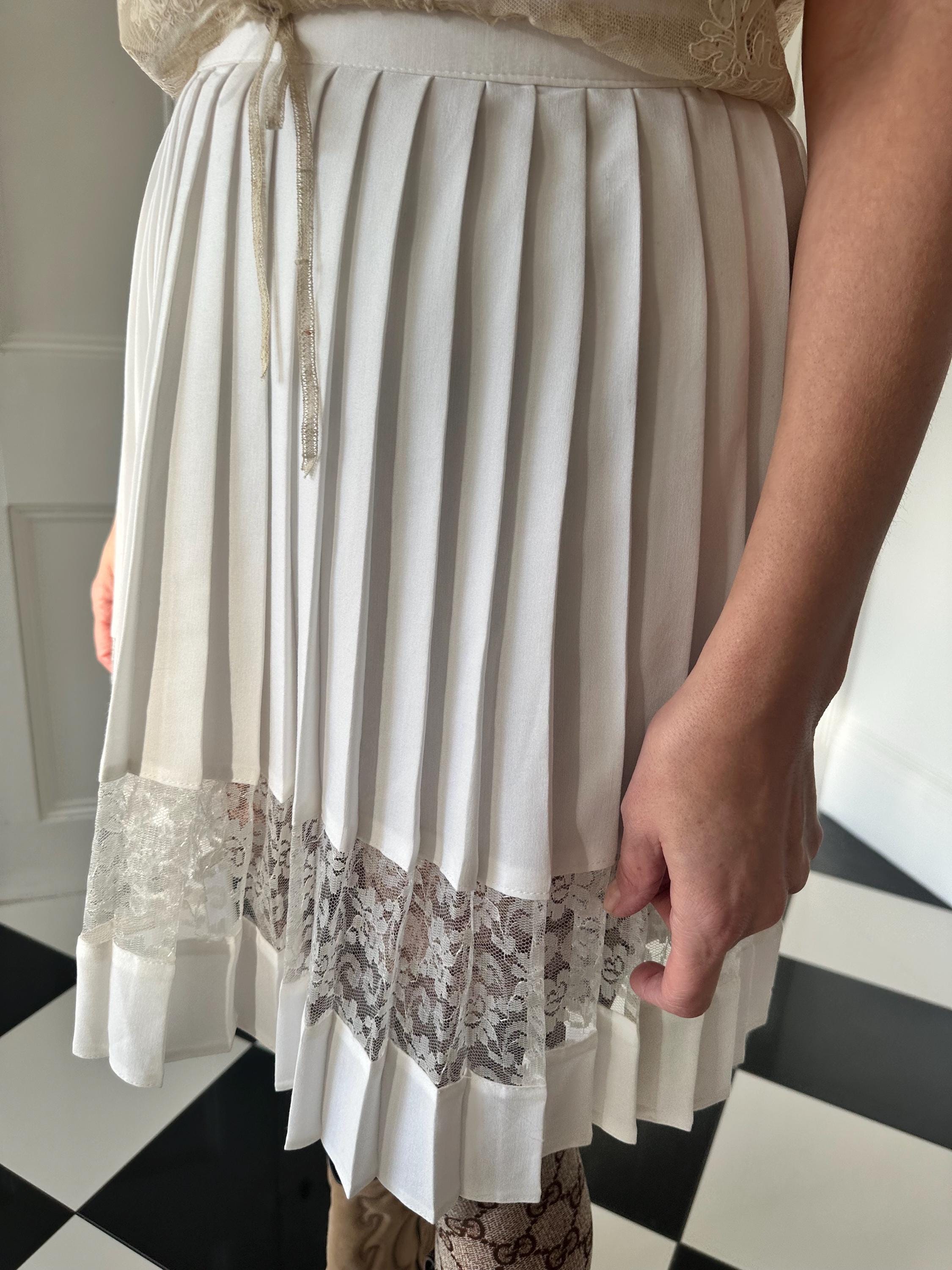 Vintage 1990s white pleated mini skirt with lace detailing