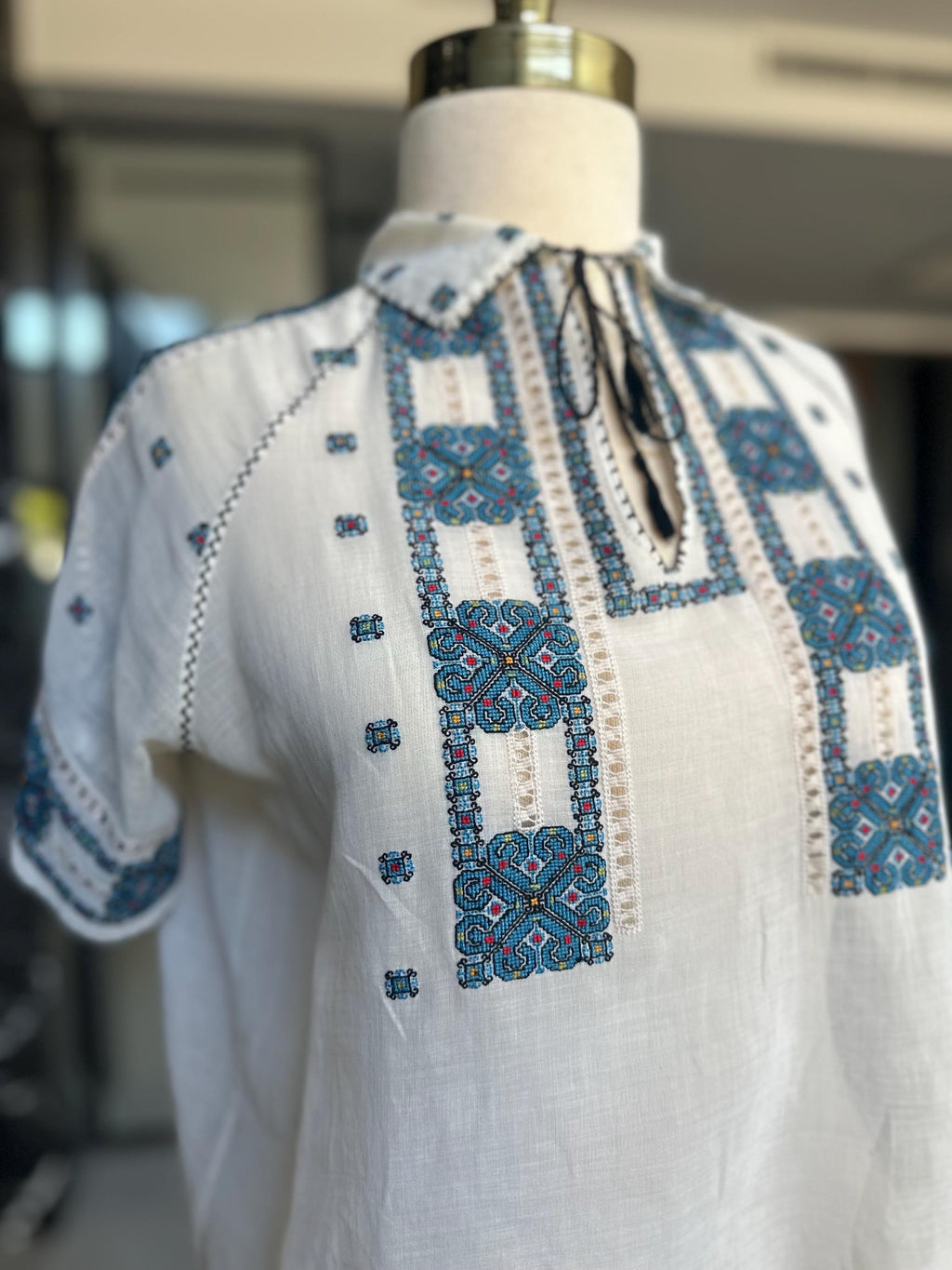 1930s fine white muslin hand embroidered short sleeve blouse