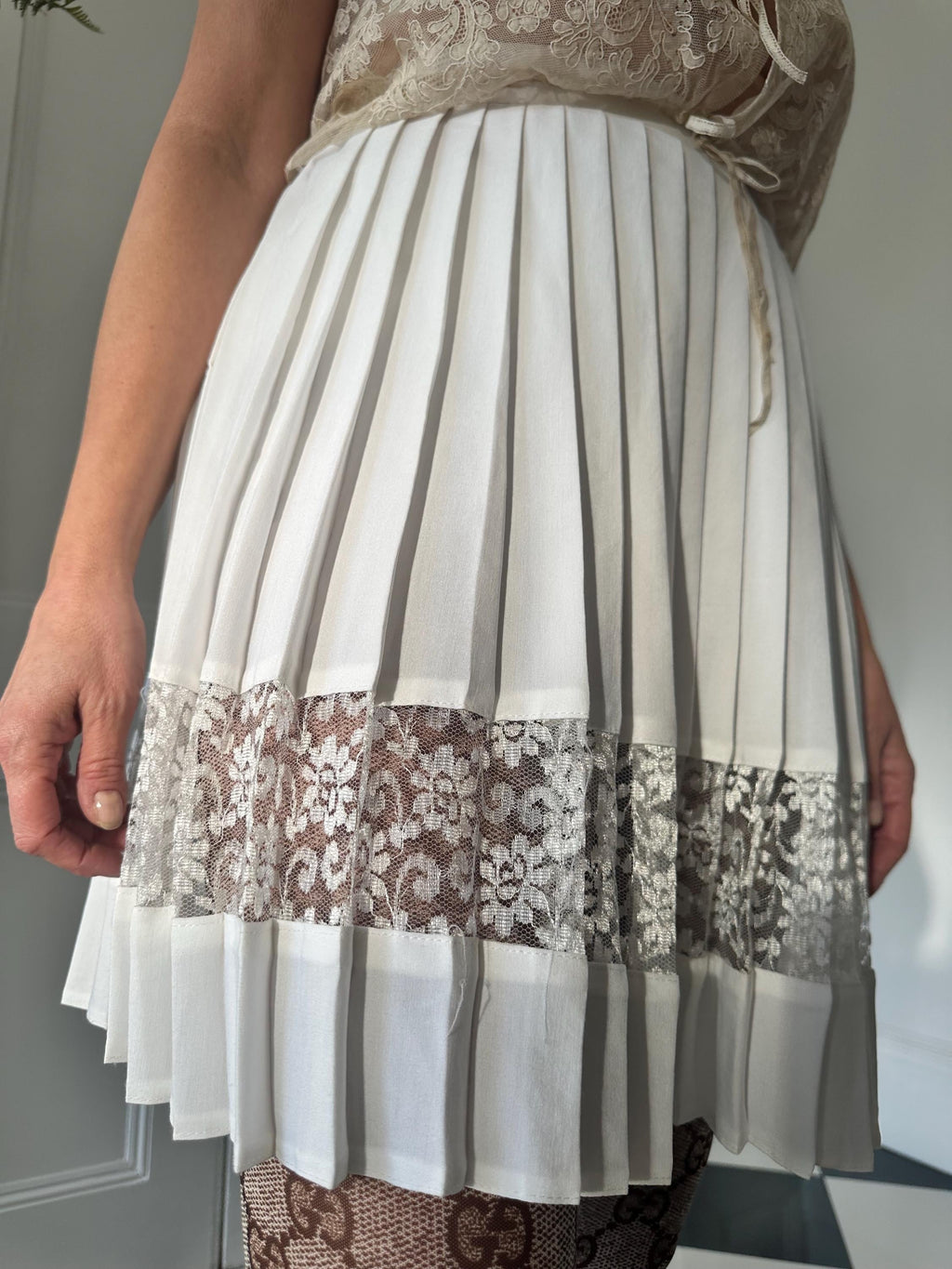 Vintage 1990s white pleated mini skirt with lace detailing