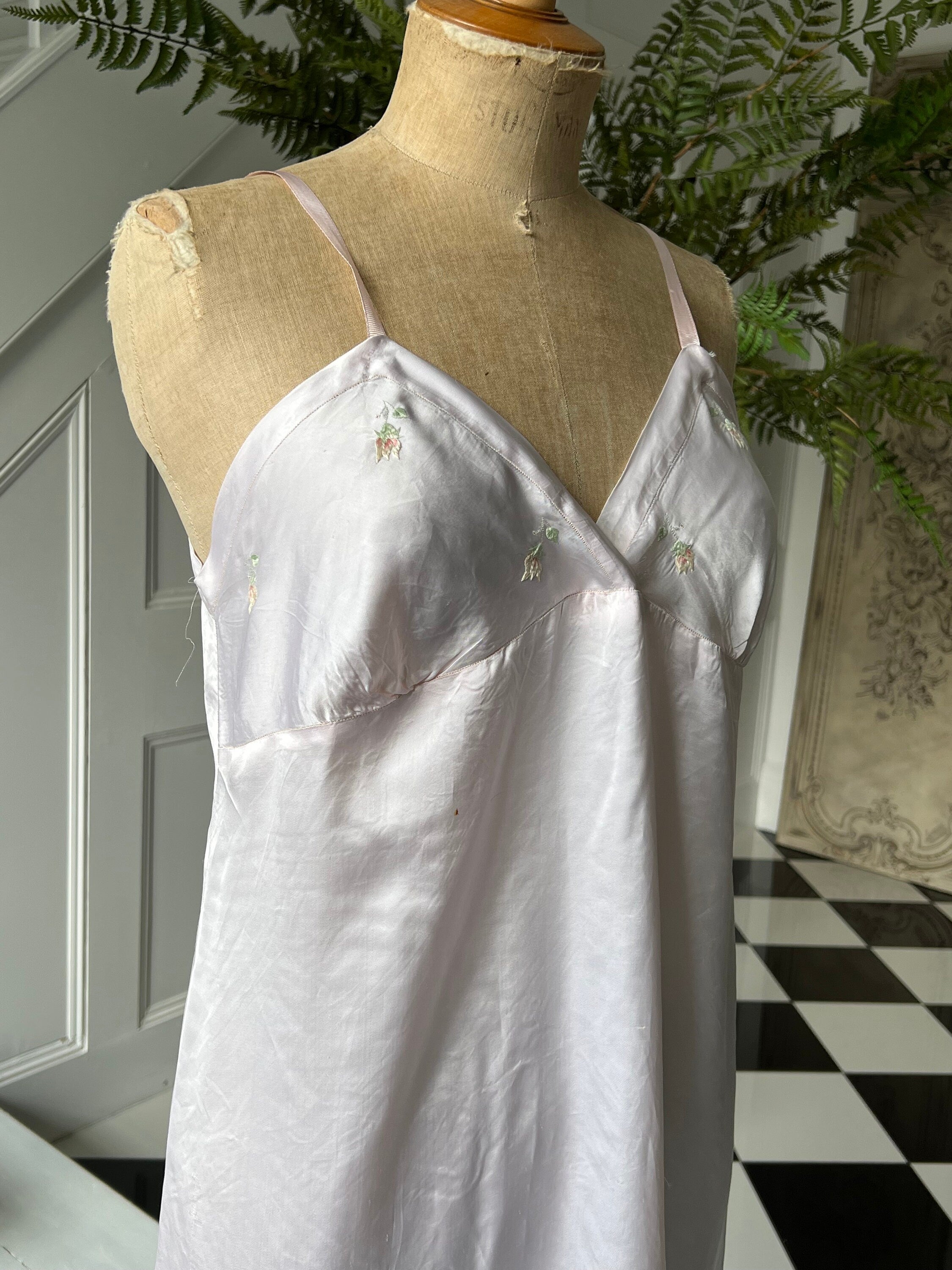 Vintage 1940 1950 pale lilac silky satin slip dress lingerie