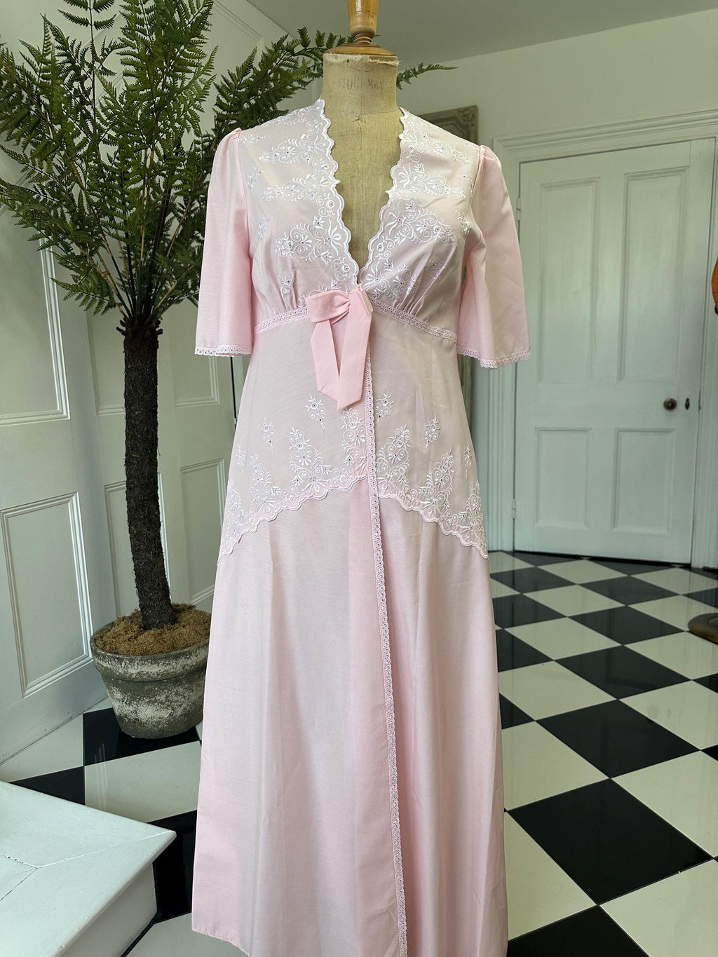 Vintage 1970s light pink and lace dressing gown house coat