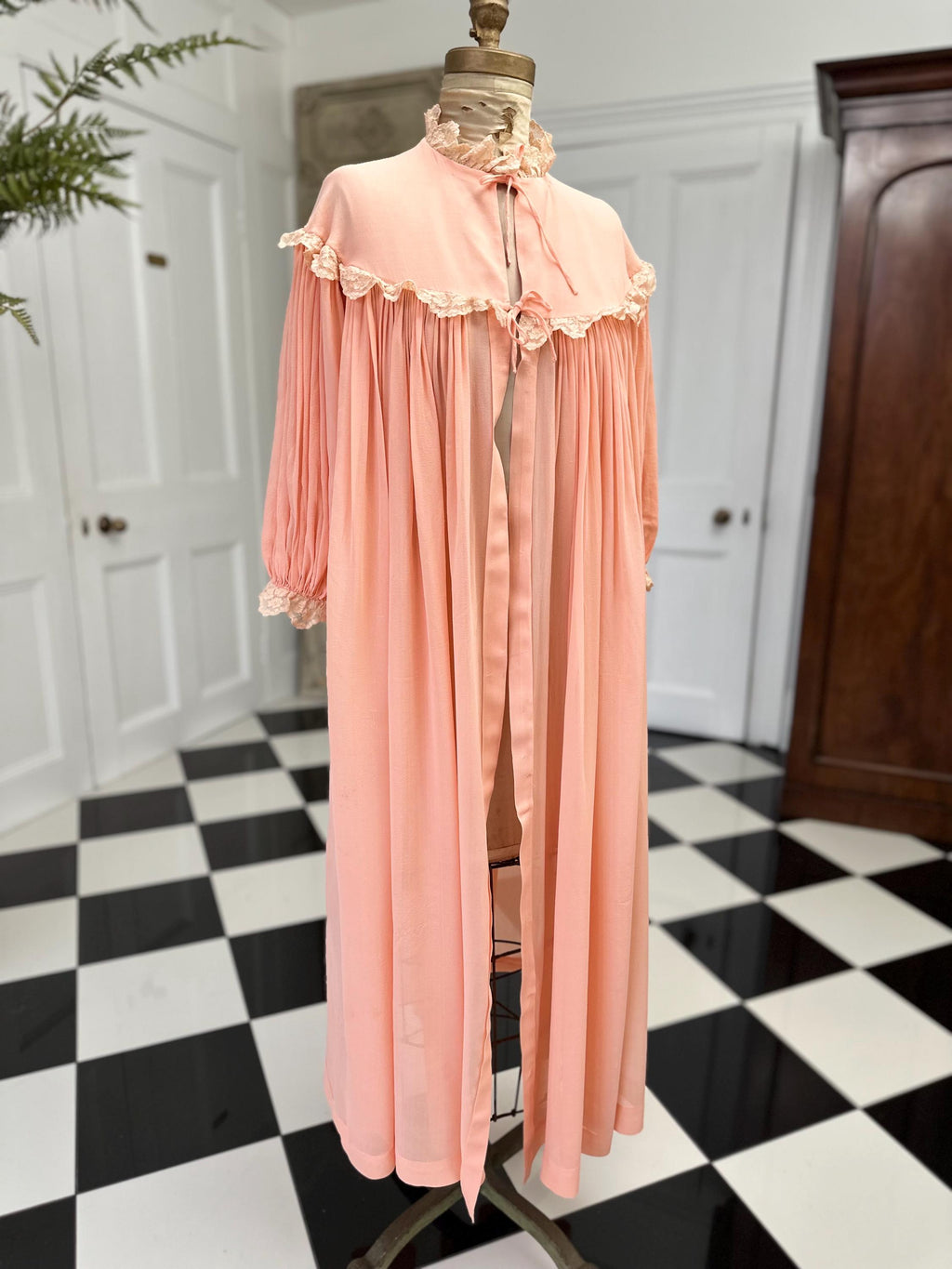 1940s Peach Silk Crepe Lace Robe – Smock Style Dressing Gown, Hollywood Glamour Lingerie