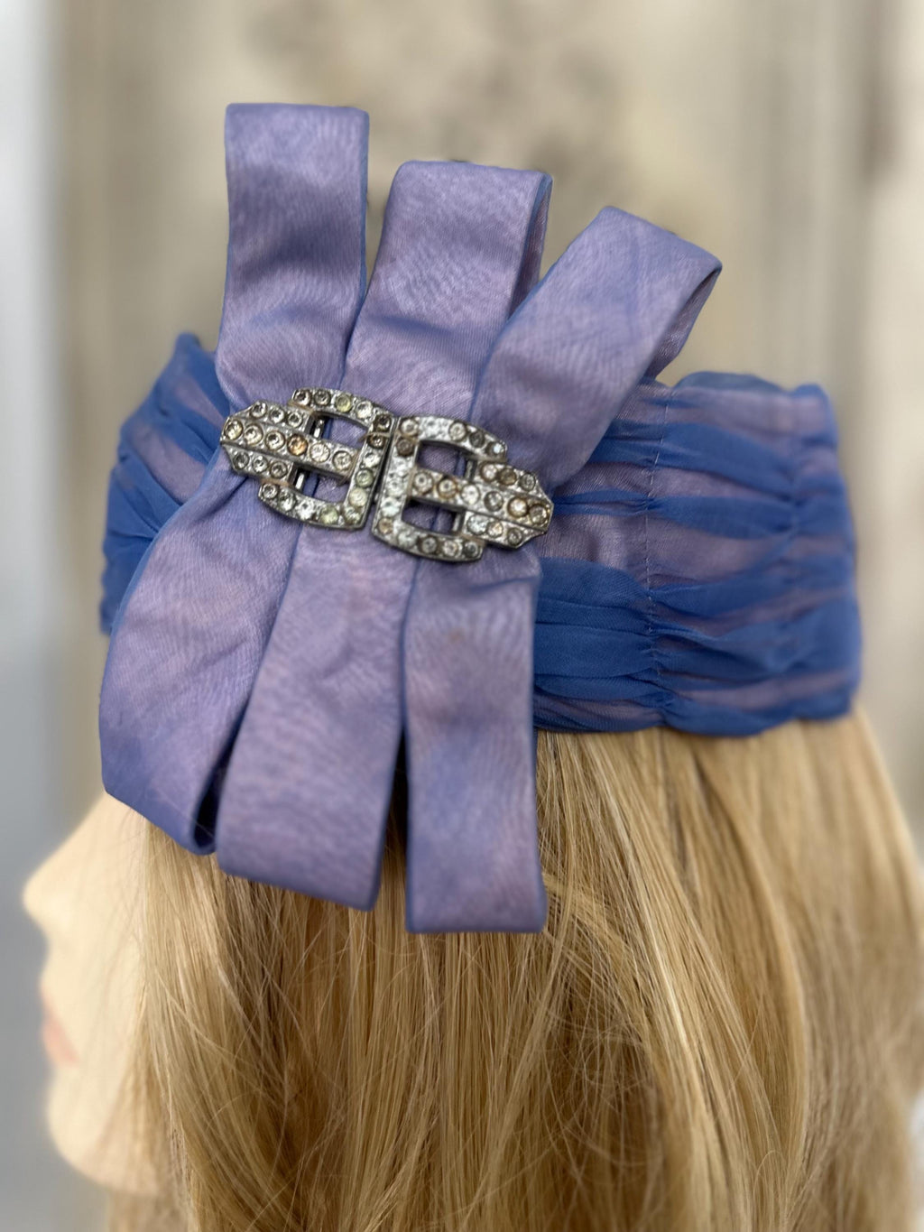 1920s head mband with a brooch