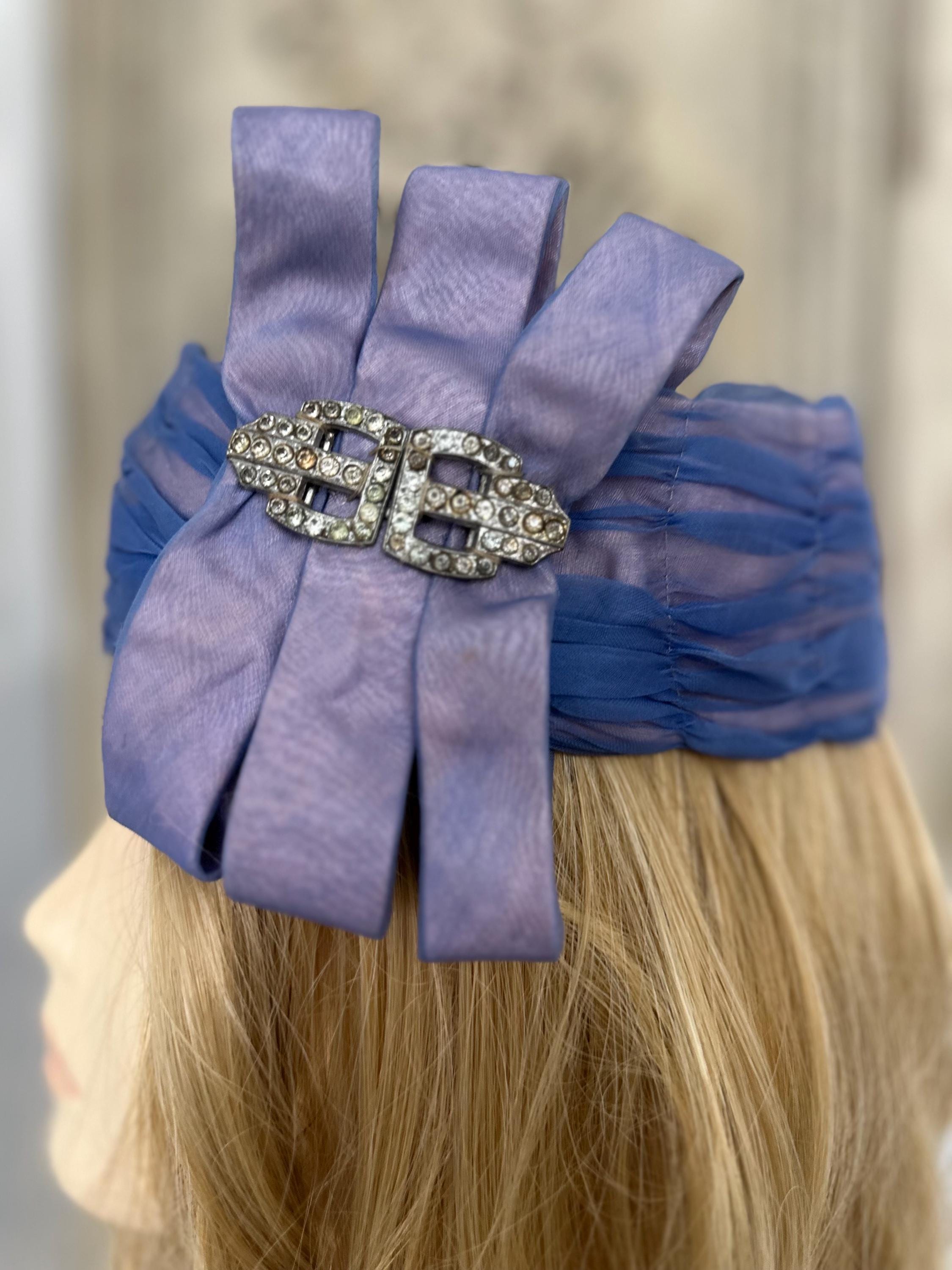 1920s head mband with a brooch
