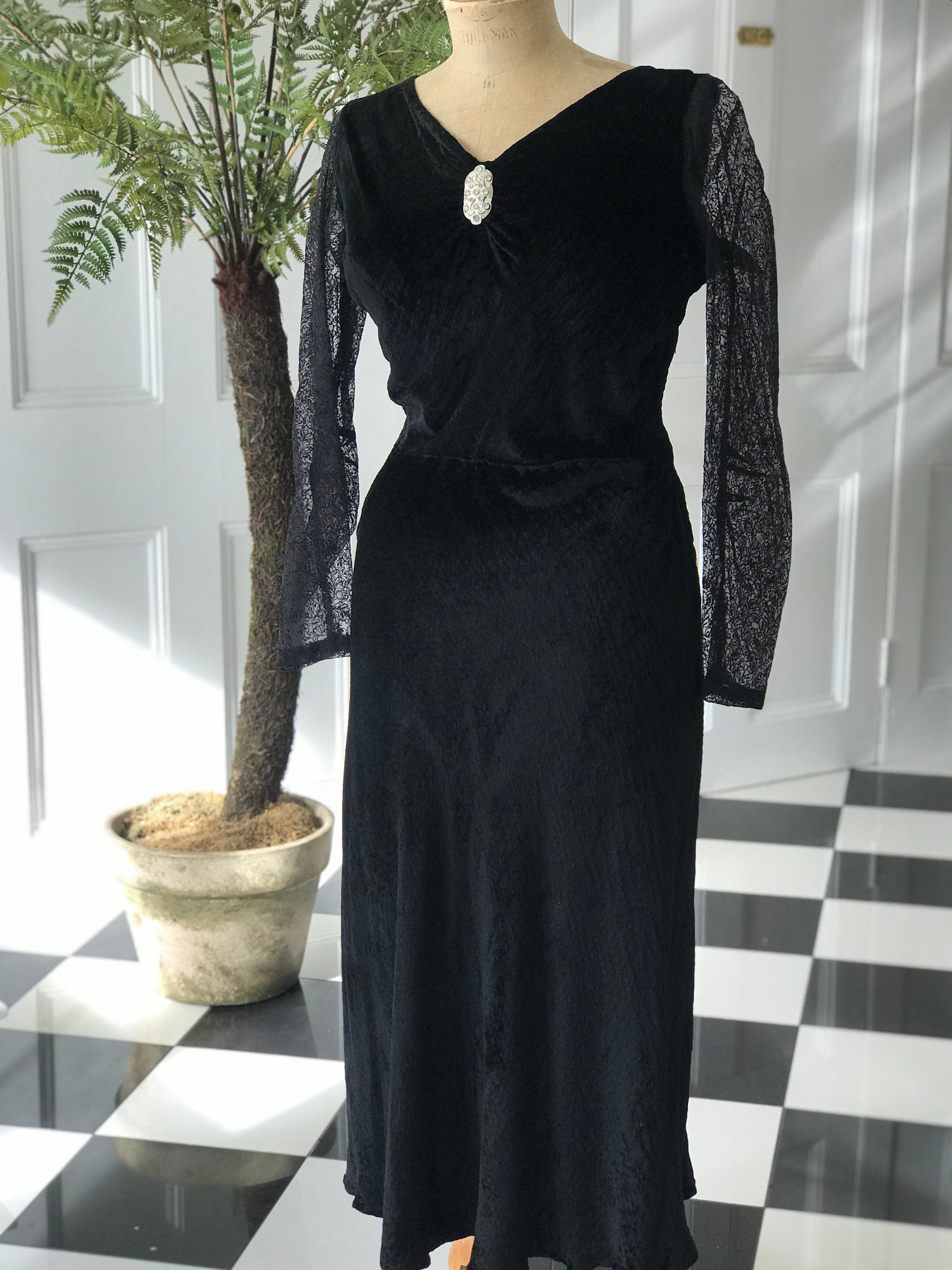 1940s dress in silk velvet and organdie velvet sleeves
