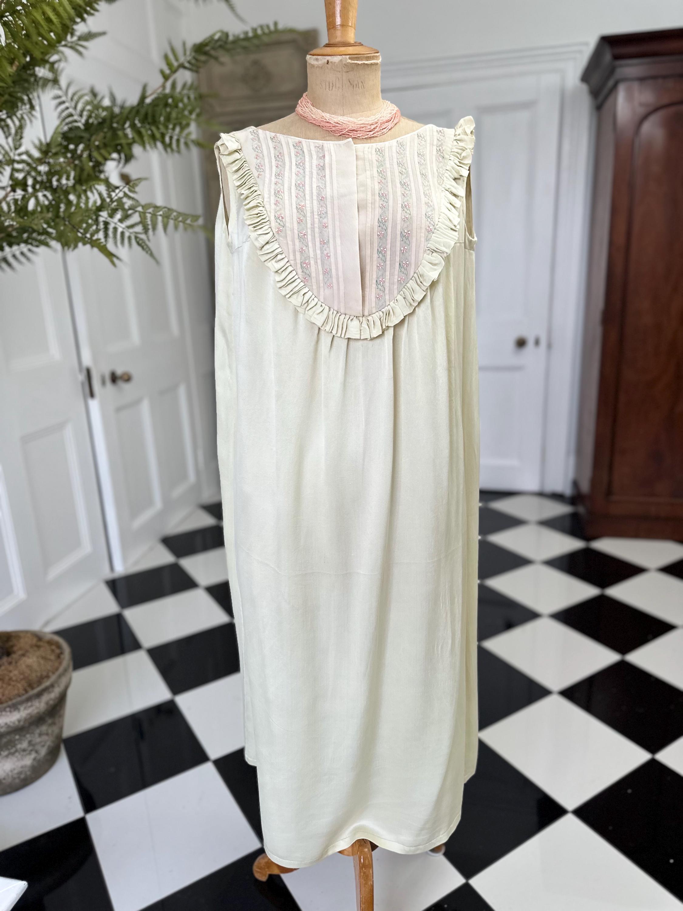 1940s Pale Green Smock Silk Dress with Hand Embroidery