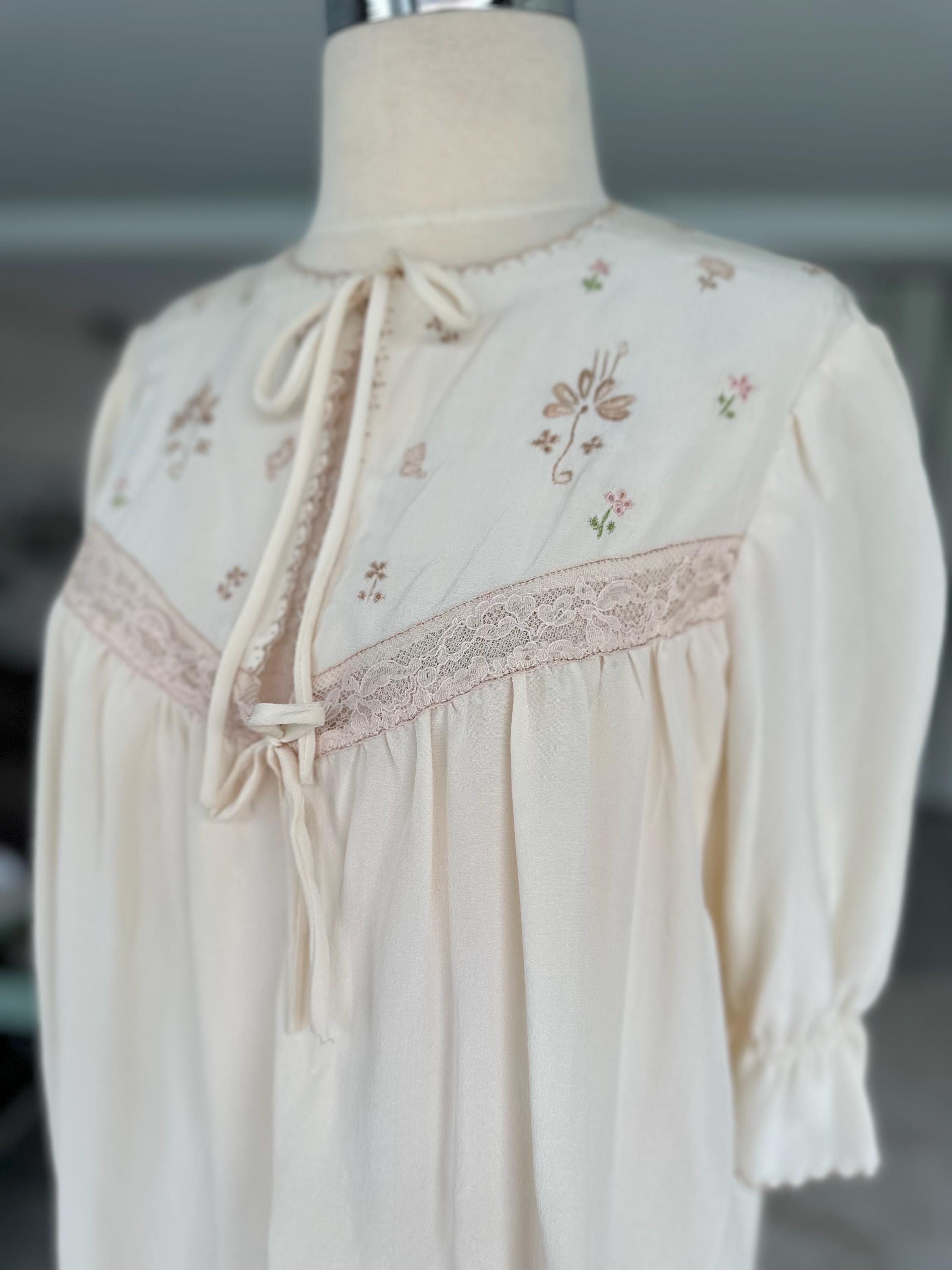 1940s Cream short sleeve bed jacket with hand embroidery