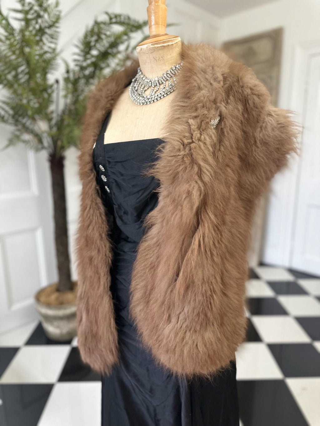 1940s Cream fur shrug with brooch