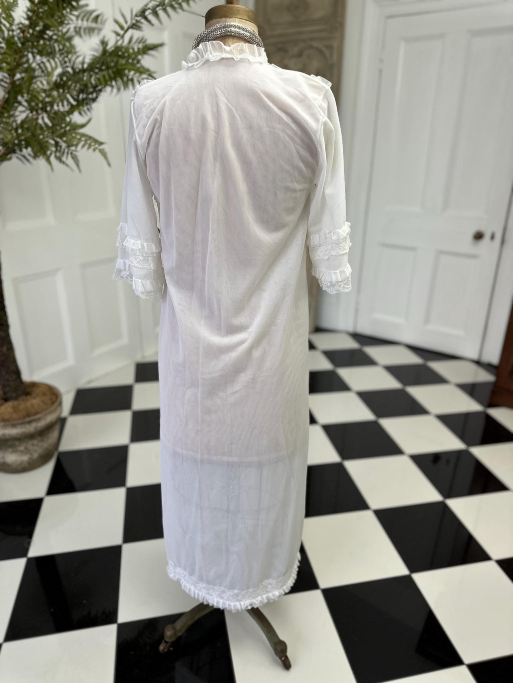 Vintage 1970s White Peignoir with Lace Ruffle and Floral Details