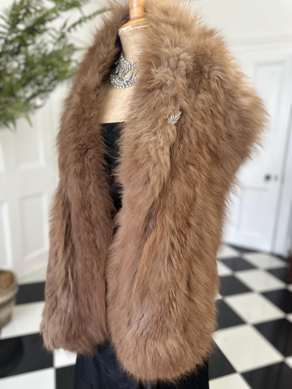 1940s Cream fur shrug with brooch