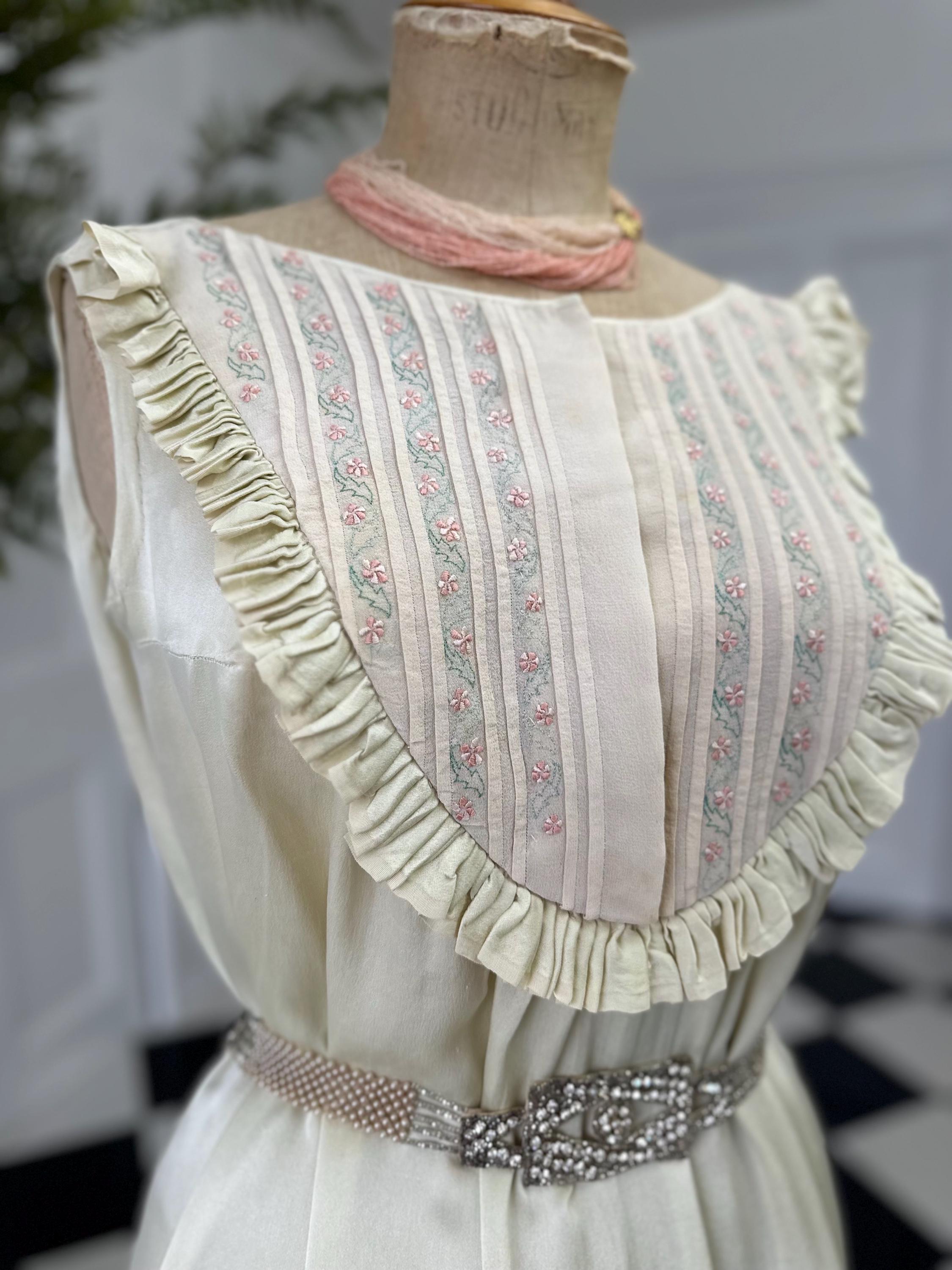 1940s Pale Green Smock Silk Dress with Hand Embroidery