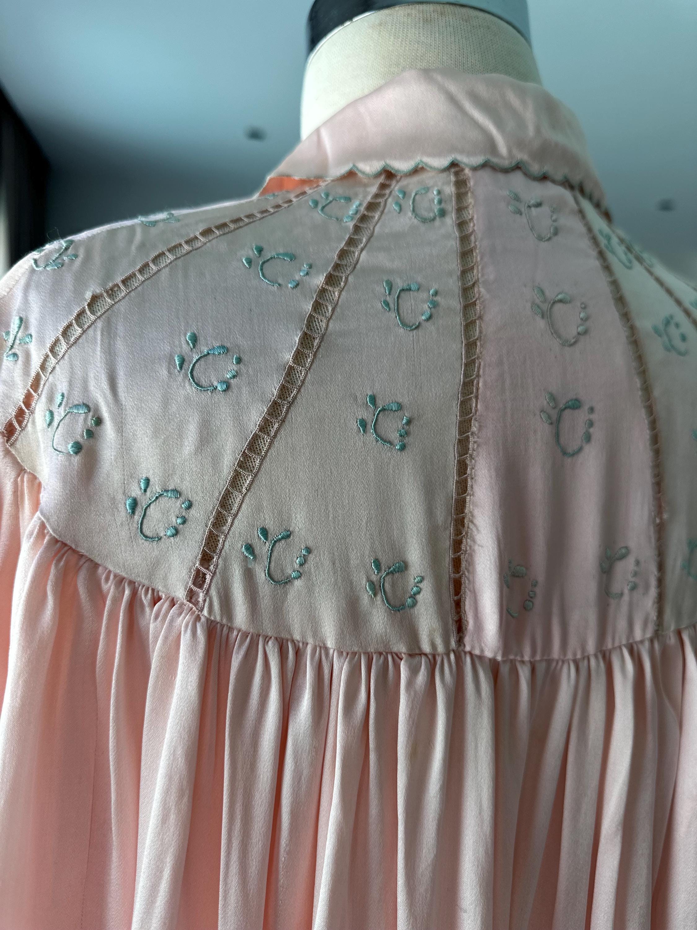 1940s Pink silk robe dressing gown
