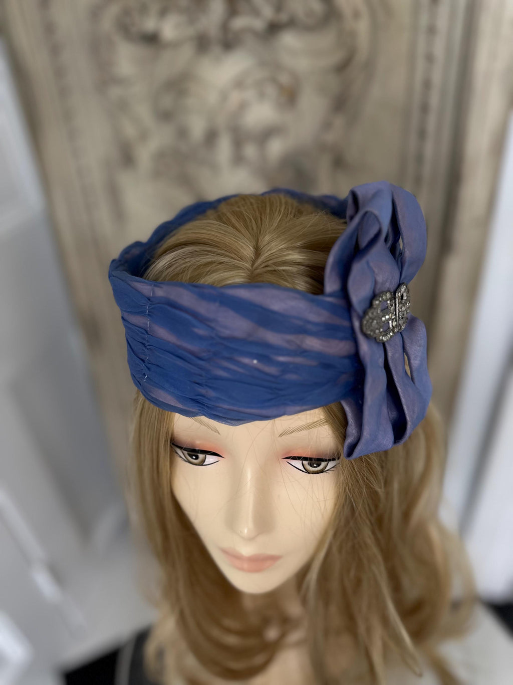 1920s head mband with a brooch