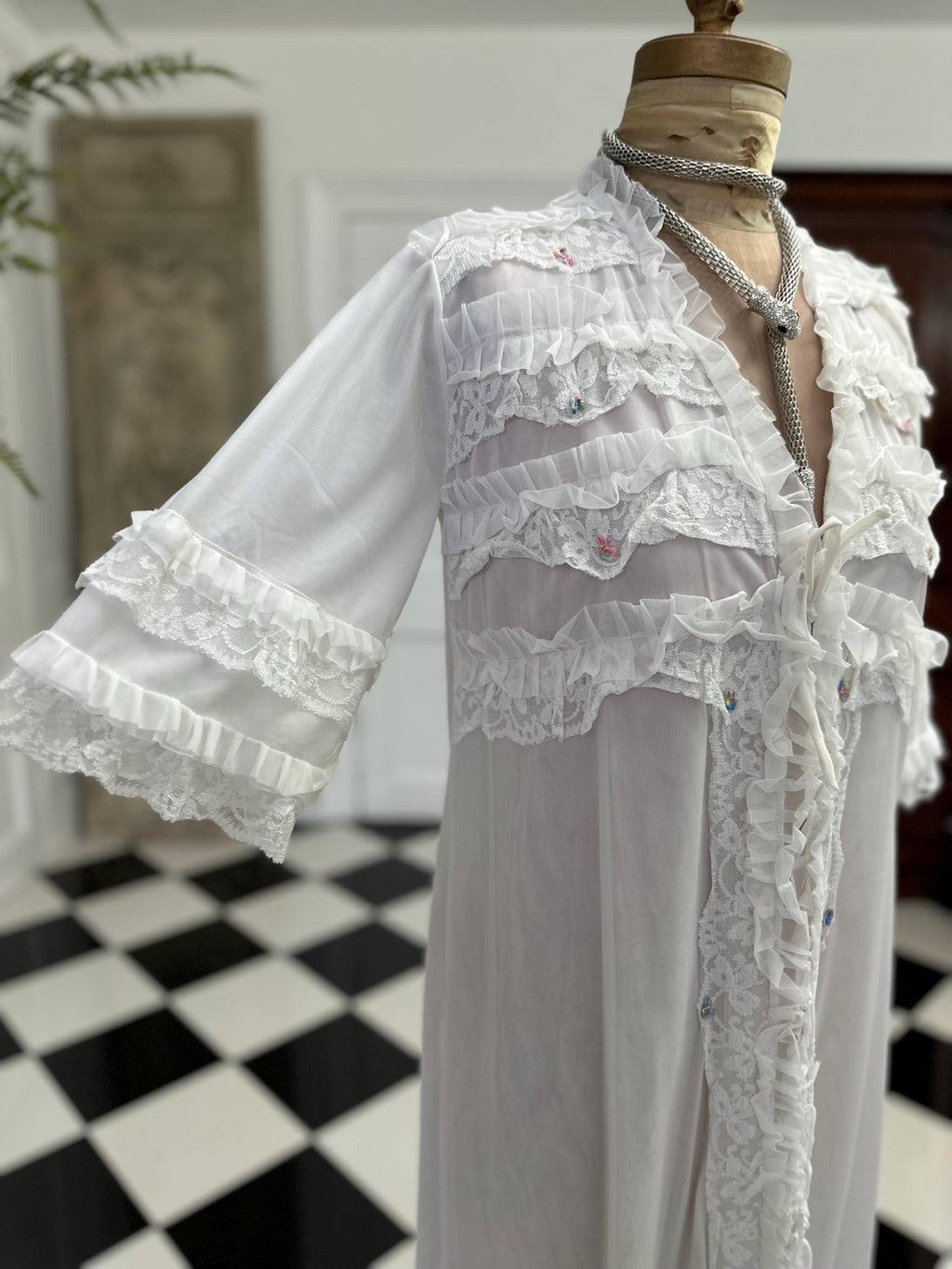 Vintage 1970s White Peignoir with Lace Ruffle and Floral Details