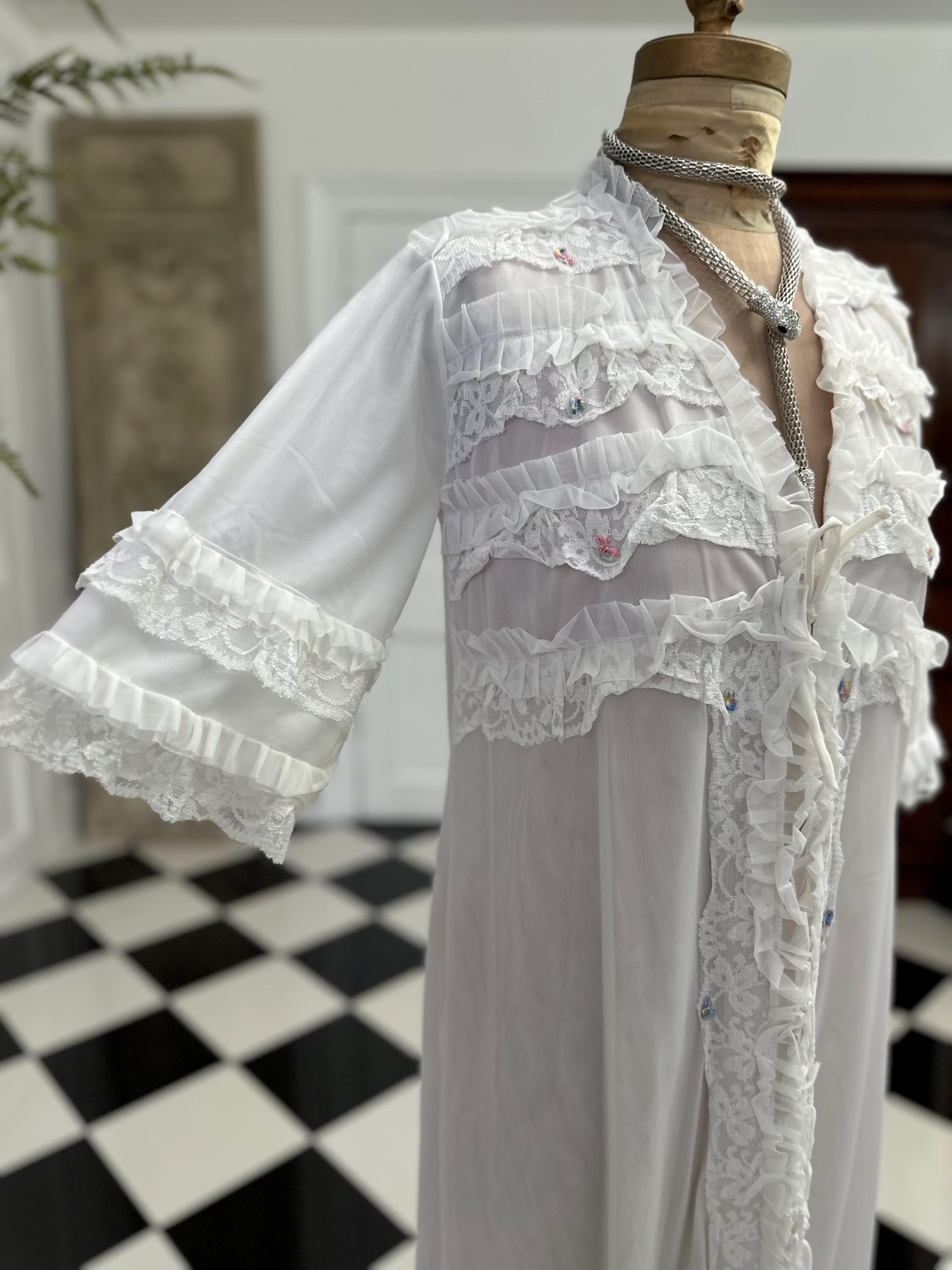 Vintage 1970s White Peignoir with Lace Ruffle and Floral Details