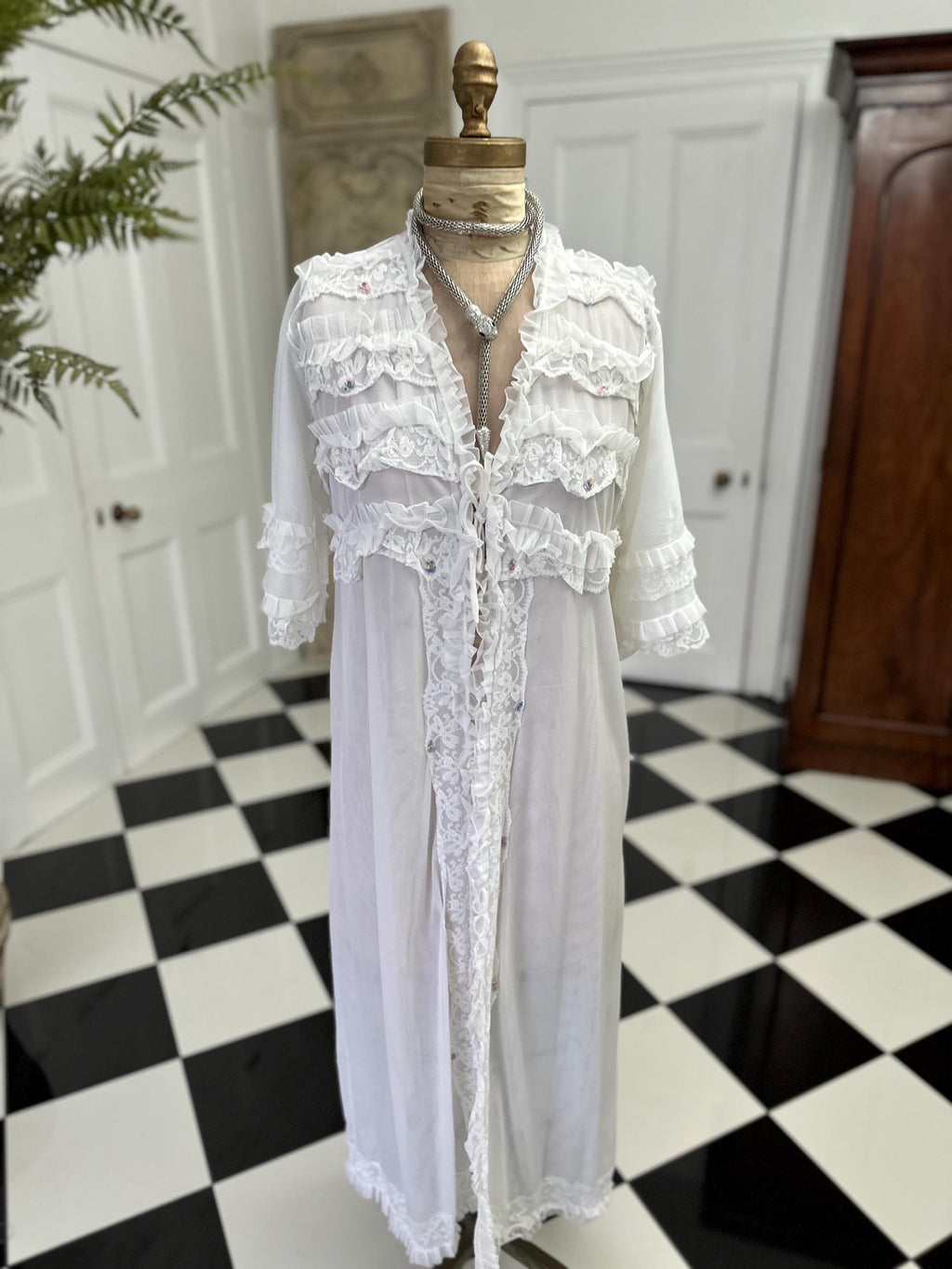Vintage 1970s White Peignoir with Lace Ruffle and Floral Details
