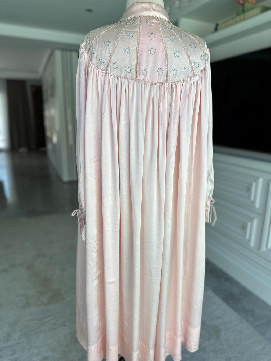 1940s Pink silk robe dressing gown