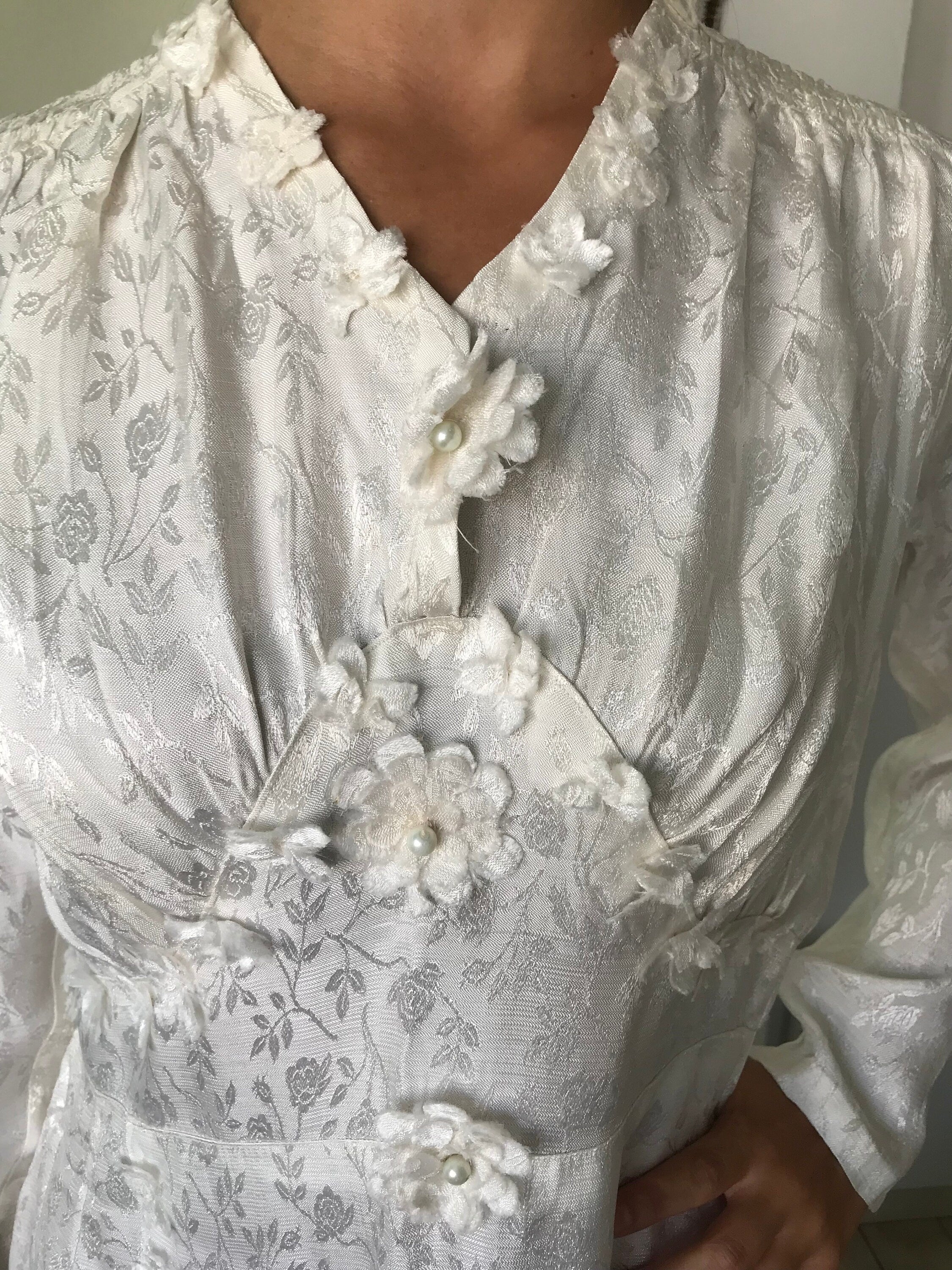Vintage 1940s white long sleeve dress with floral details