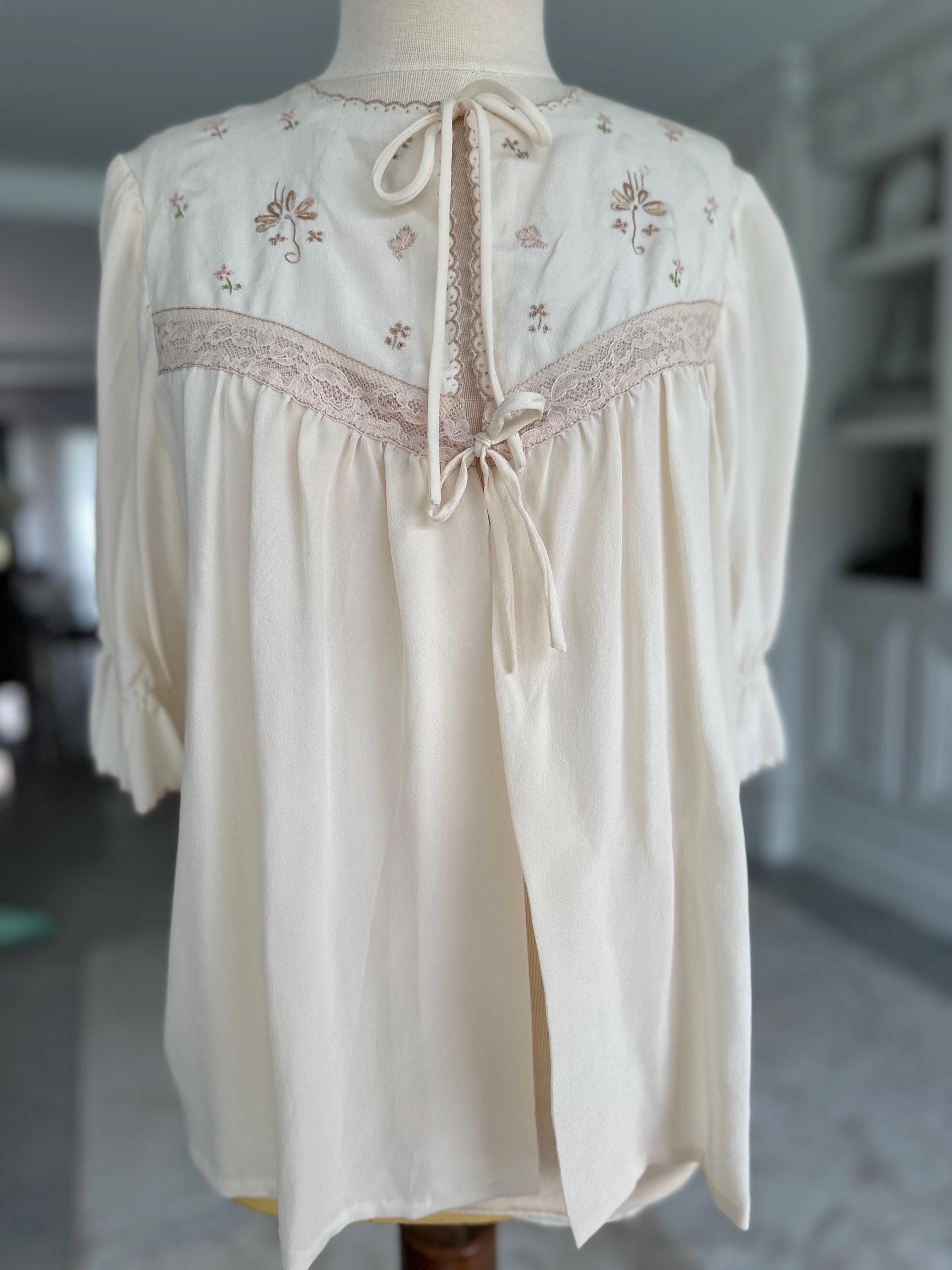 1940s Cream short sleeve bed jacket with hand embroidery