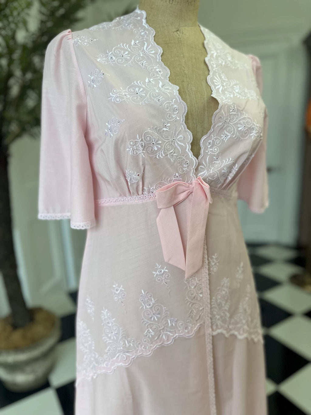 Vintage 1970s light pink and lace dressing gown house coat
