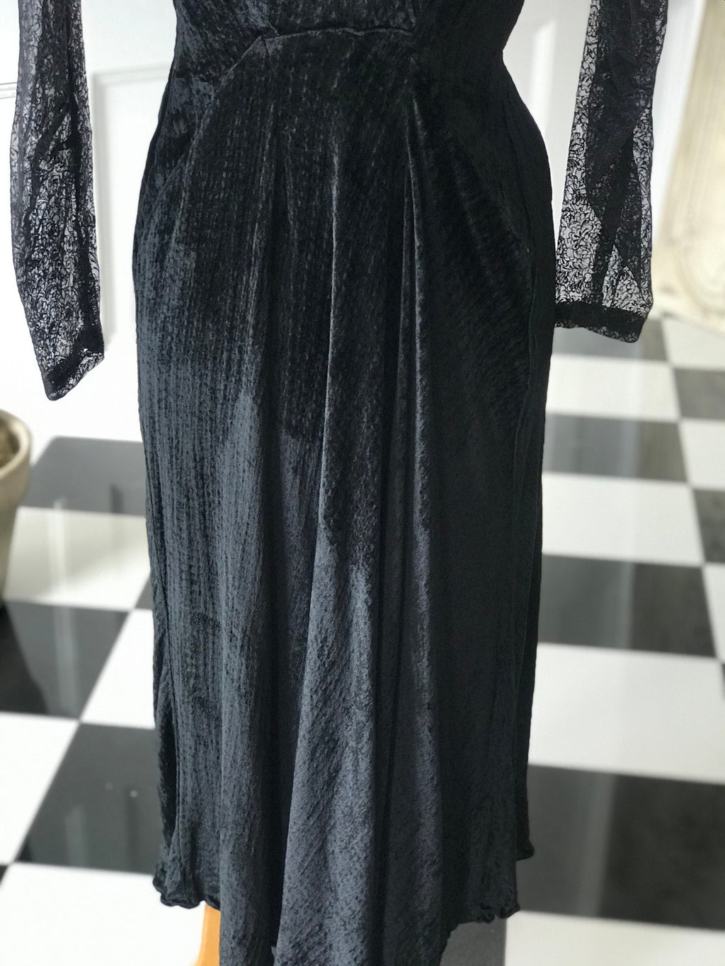 1940s dress in silk velvet and organdie velvet sleeves