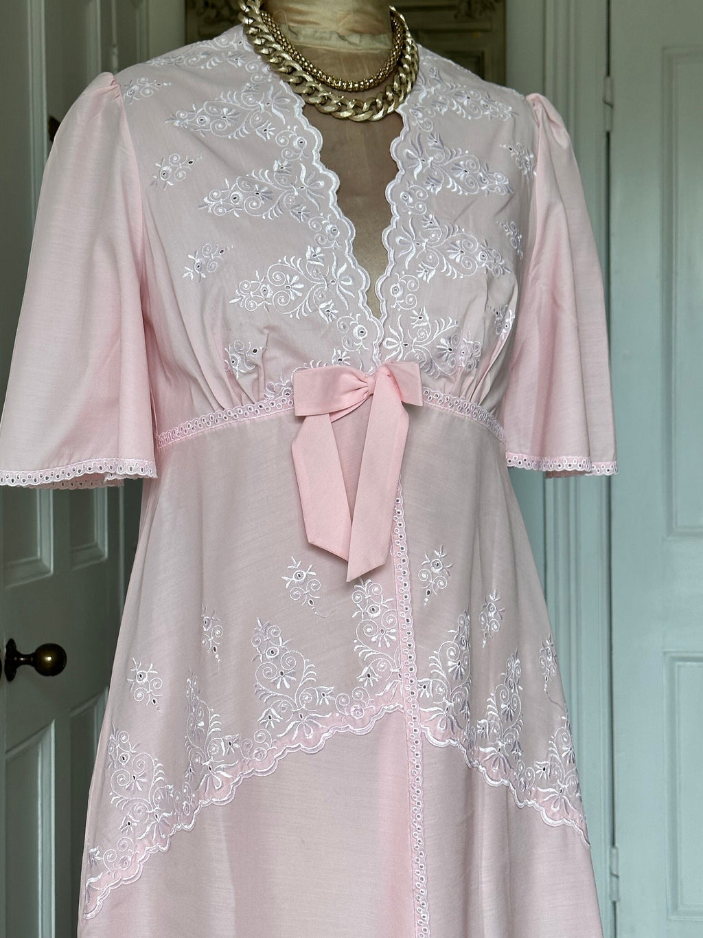 Vintage 1970s light pink and lace dressing gown house coat