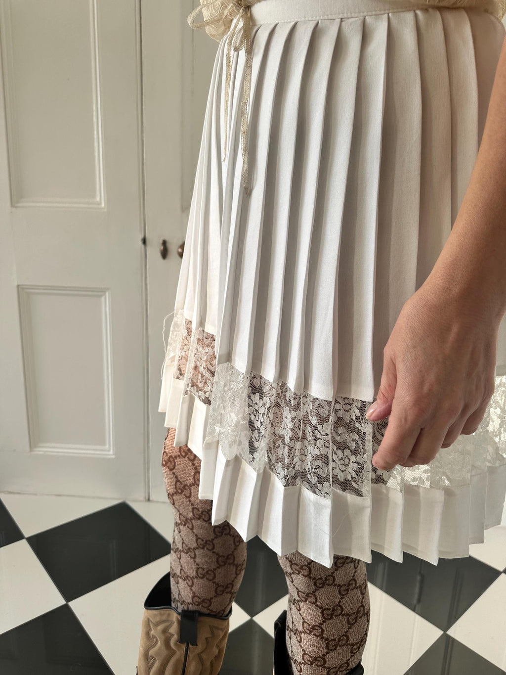 Vintage 1990s white pleated mini skirt with lace detailing