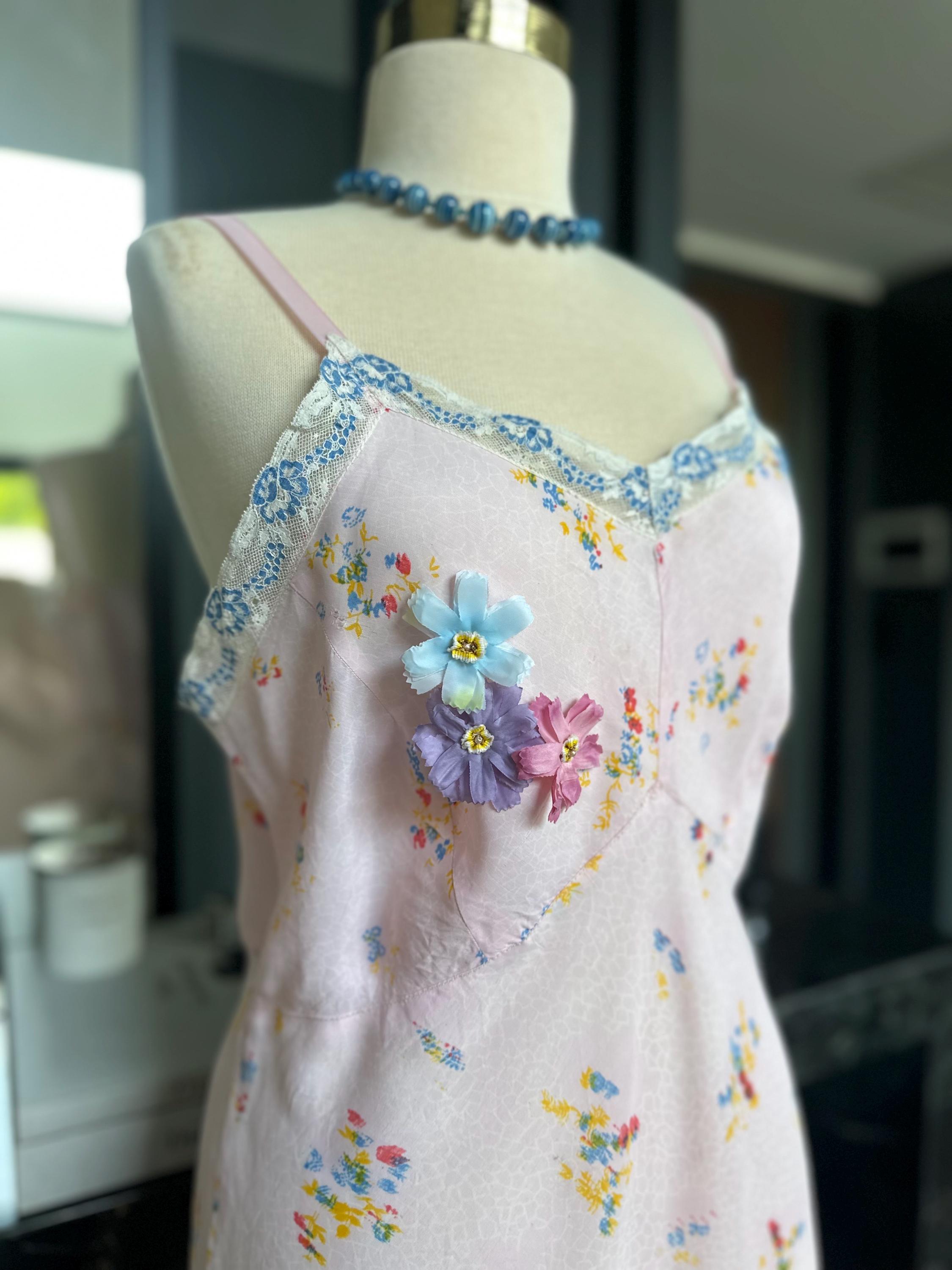 Antique 1930s Floral Slip – Authentic Art Deco Pink Daisy Print Gown with 3D Florals