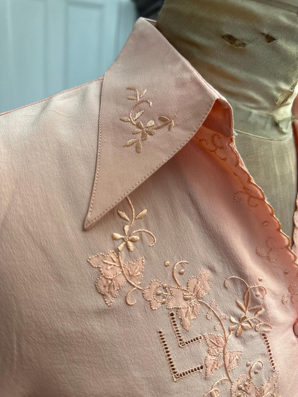 1940s Peachy pink silk blouse with hand embroidery details UK8