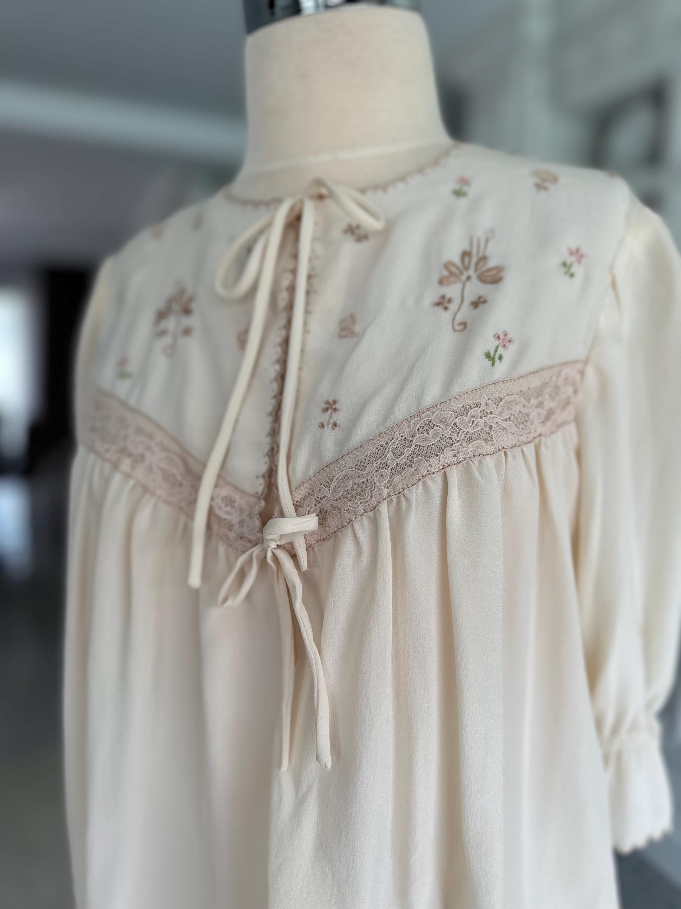 1940s Cream short sleeve bed jacket with hand embroidery
