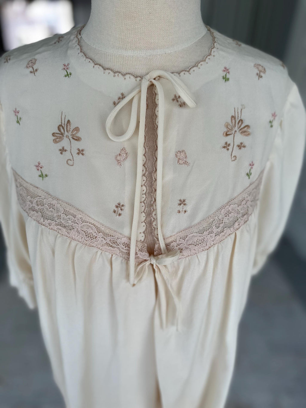 1940s Cream short sleeve bed jacket with hand embroidery