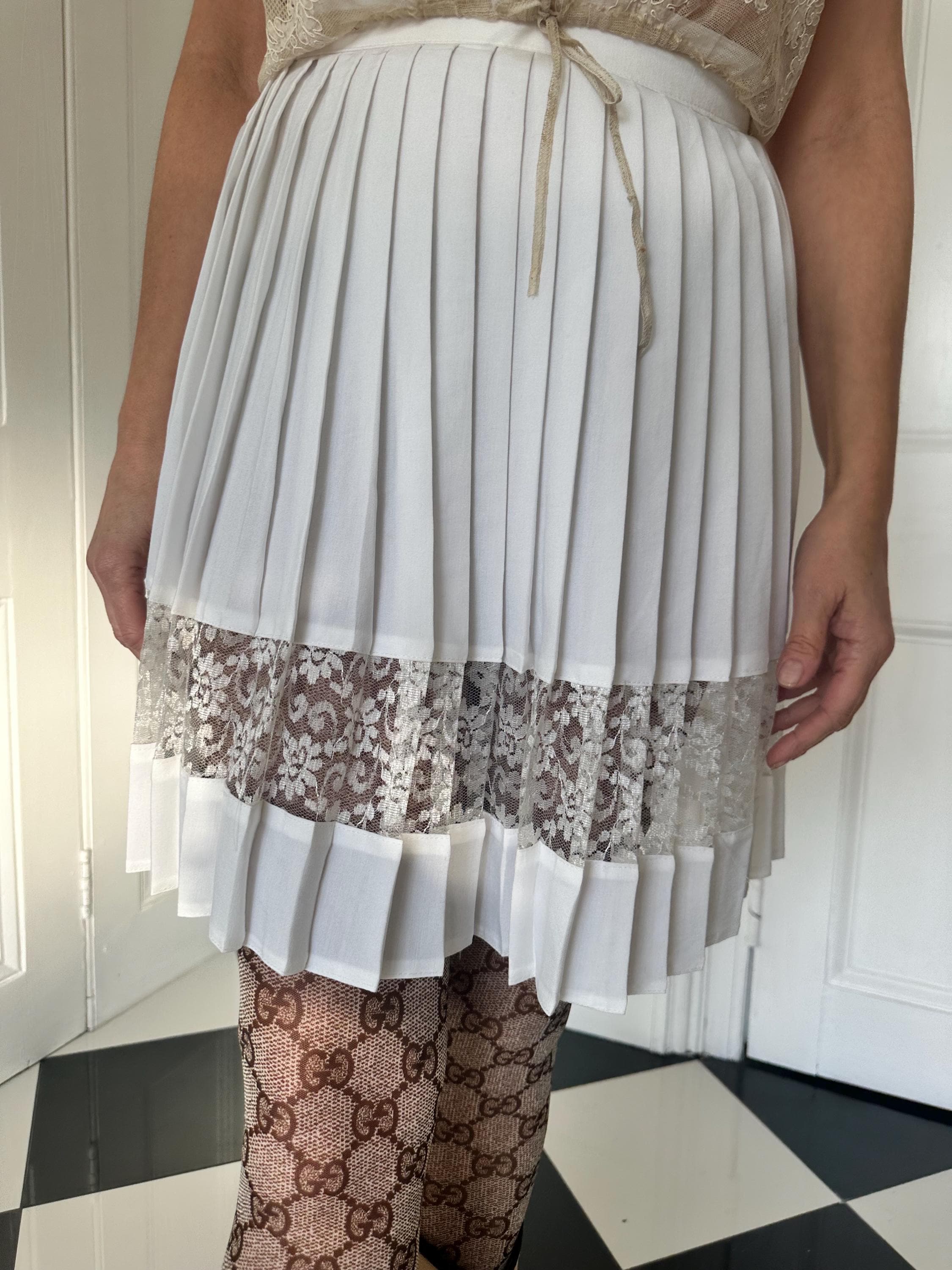 Vintage 1990s white pleated mini skirt with lace detailing