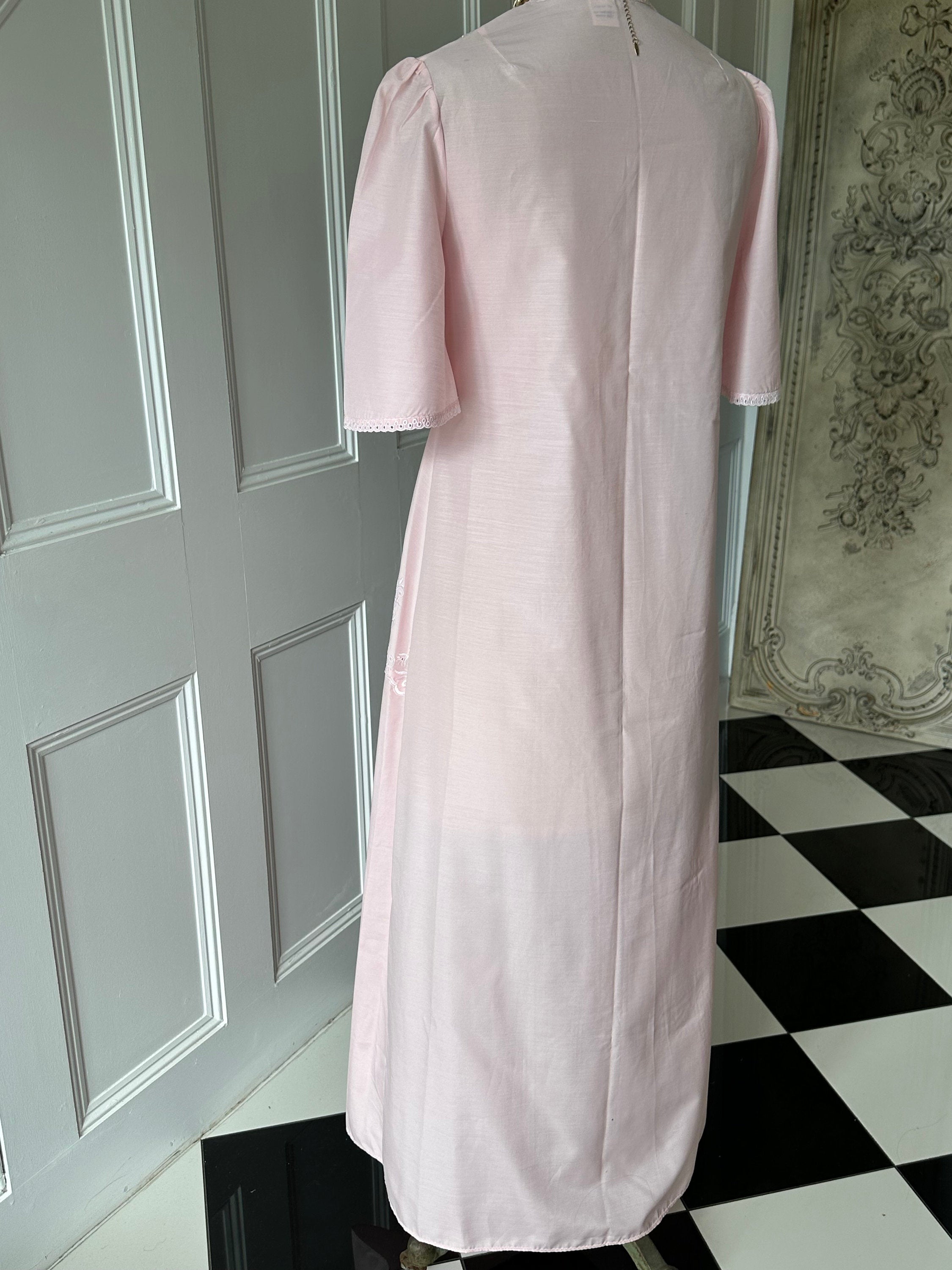 Vintage 1970s light pink and lace dressing gown house coat