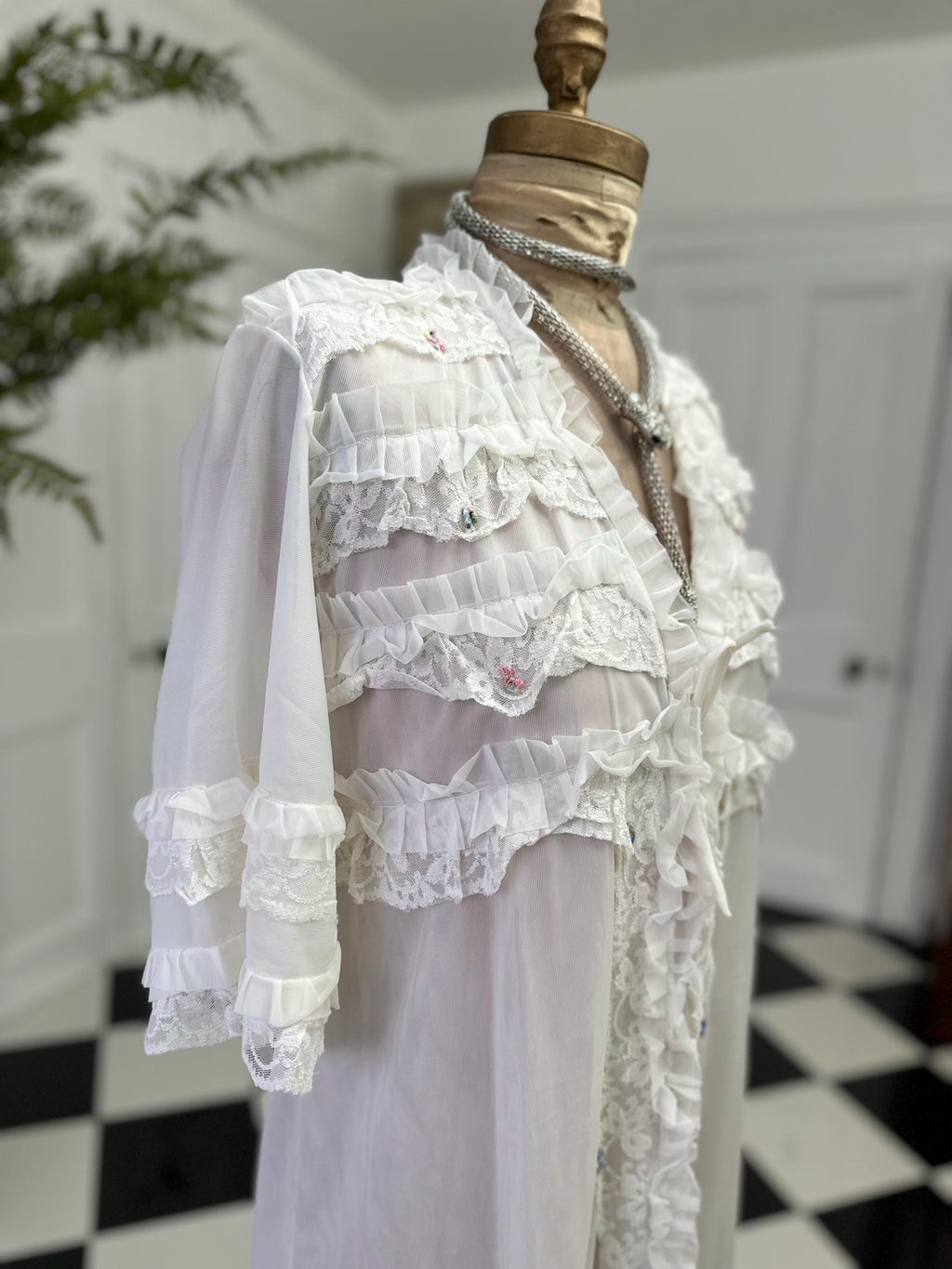 Vintage 1970s White Peignoir with Lace Ruffle and Floral Details